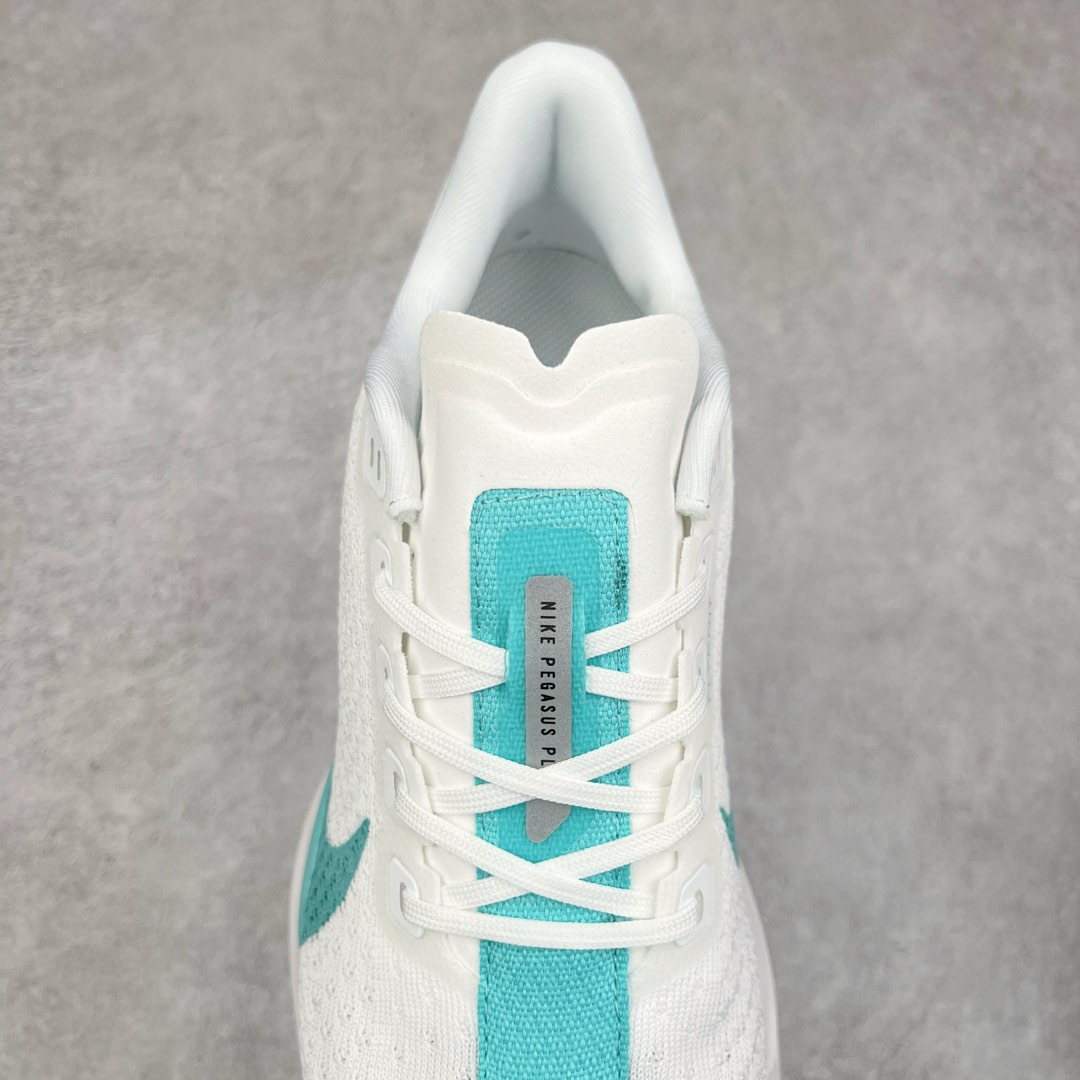 图片[5]-NK Zoom Pegasus Plus 超级飞马涡轮增压马拉松慢跑鞋 在设计上延续了原版鞋款的经典风格，向 Pegasus Turbo 致敬。鞋面采用 Flyknit 材质，巧妙地在不同区域实现紧密与松散的编织结合。标志性的尼龙中部条纹与原版 Turbo 设计呼应。原有的 Flywire 被内部毡织带替代。鞋领的衬垫和鞋跟支撑则为鞋面增添了完善的细节。与以往的 Turbo 型号采用双层泡沫不同，Pegasus Plus 使用了一体式 ZoomX 中底。鞋跟厚度为 35 毫米，前掌为 25 毫米，形成 10 毫米的落差，外底覆盖了大量橡胶，而 ZoomX 外露的部分也十分显眼。尺码：36 36.5 37.5 38 38.5 39 40 40.5 41 42 42.5 43 44 44.5 45-选品中心