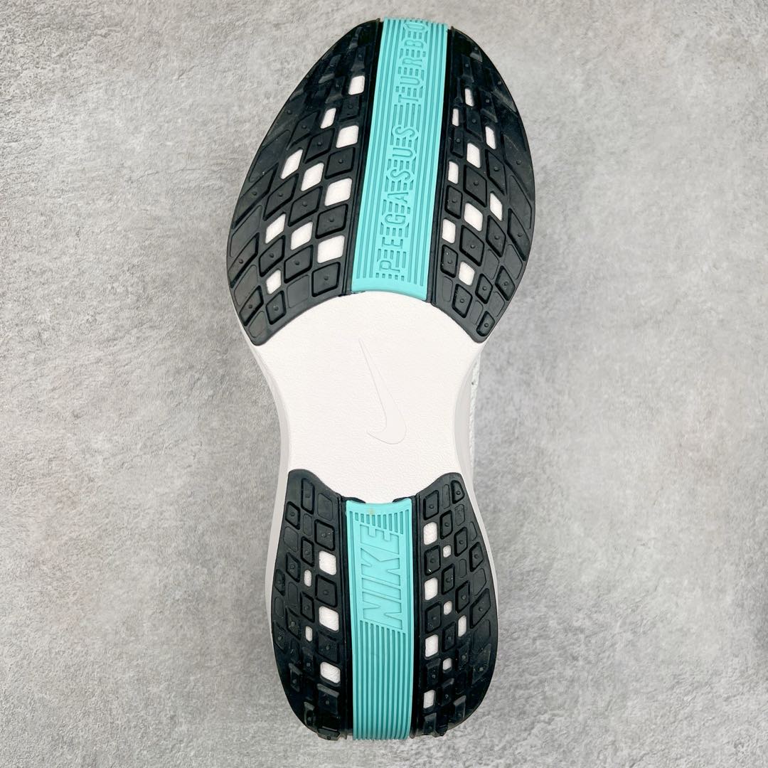 图片[9]-NK Zoom Pegasus Plus 超级飞马涡轮增压马拉松慢跑鞋 在设计上延续了原版鞋款的经典风格，向 Pegasus Turbo 致敬。鞋面采用 Flyknit 材质，巧妙地在不同区域实现紧密与松散的编织结合。标志性的尼龙中部条纹与原版 Turbo 设计呼应。原有的 Flywire 被内部毡织带替代。鞋领的衬垫和鞋跟支撑则为鞋面增添了完善的细节。与以往的 Turbo 型号采用双层泡沫不同，Pegasus Plus 使用了一体式 ZoomX 中底。鞋跟厚度为 35 毫米，前掌为 25 毫米，形成 10 毫米的落差，外底覆盖了大量橡胶，而 ZoomX 外露的部分也十分显眼。尺码：36 36.5 37.5 38 38.5 39 40 40.5 41 42 42.5 43 44 44.5 45-选品中心