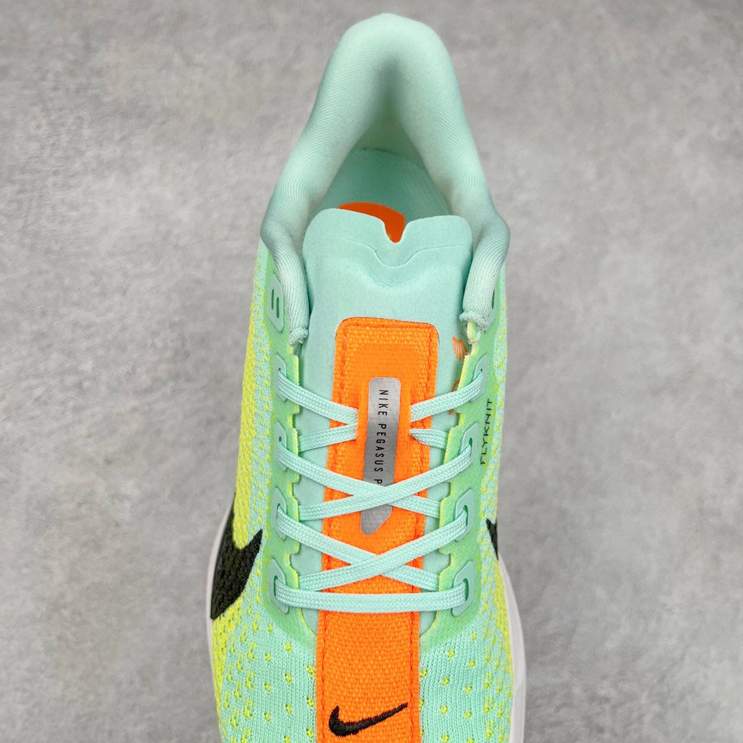 图片[5]-NK Zoom Pegasus Plus 超级飞马涡轮增压马拉松慢跑鞋 在设计上延续了原版鞋款的经典风格，向 Pegasus Turbo 致敬。鞋面采用 Flyknit 材质，巧妙地在不同区域实现紧密与松散的编织结合。标志性的尼龙中部条纹与原版 Turbo 设计呼应。原有的 Flywire 被内部毡织带替代。鞋领的衬垫和鞋跟支撑则为鞋面增添了完善的细节。与以往的 Turbo 型号采用双层泡沫不同，Pegasus Plus 使用了一体式 ZoomX 中底。鞋跟厚度为 35 毫米，前掌为 25 毫米，形成 10 毫米的落差，外底覆盖了大量橡胶，而 ZoomX 外露的部分也十分显眼。尺码：36 36.5 37.5 38 38.5 39 40 40.5 41 42 42.5 43 44 44.5 45-选品中心
