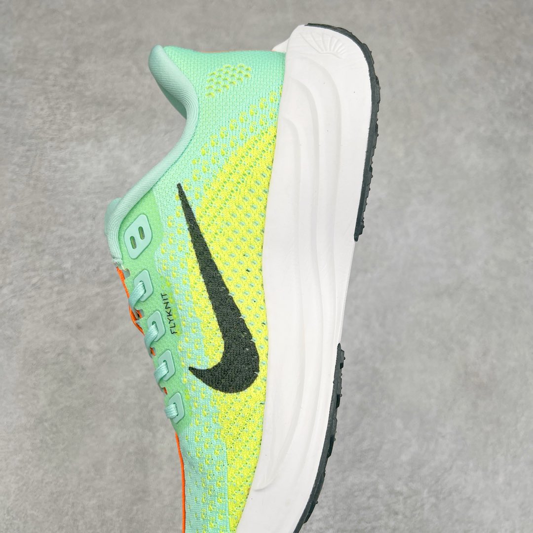 图片[7]-NK Zoom Pegasus Plus 超级飞马涡轮增压马拉松慢跑鞋 在设计上延续了原版鞋款的经典风格，向 Pegasus Turbo 致敬。鞋面采用 Flyknit 材质，巧妙地在不同区域实现紧密与松散的编织结合。标志性的尼龙中部条纹与原版 Turbo 设计呼应。原有的 Flywire 被内部毡织带替代。鞋领的衬垫和鞋跟支撑则为鞋面增添了完善的细节。与以往的 Turbo 型号采用双层泡沫不同，Pegasus Plus 使用了一体式 ZoomX 中底。鞋跟厚度为 35 毫米，前掌为 25 毫米，形成 10 毫米的落差，外底覆盖了大量橡胶，而 ZoomX 外露的部分也十分显眼。尺码：36 36.5 37.5 38 38.5 39 40 40.5 41 42 42.5 43 44 44.5 45-选品中心