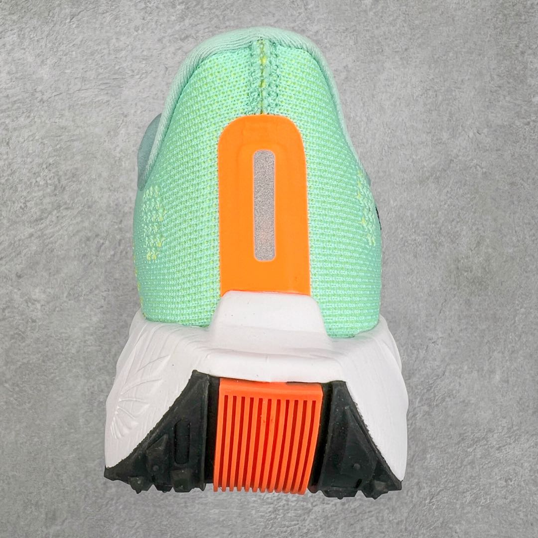 图片[8]-NK Zoom Pegasus Plus 超级飞马涡轮增压马拉松慢跑鞋 在设计上延续了原版鞋款的经典风格，向 Pegasus Turbo 致敬。鞋面采用 Flyknit 材质，巧妙地在不同区域实现紧密与松散的编织结合。标志性的尼龙中部条纹与原版 Turbo 设计呼应。原有的 Flywire 被内部毡织带替代。鞋领的衬垫和鞋跟支撑则为鞋面增添了完善的细节。与以往的 Turbo 型号采用双层泡沫不同，Pegasus Plus 使用了一体式 ZoomX 中底。鞋跟厚度为 35 毫米，前掌为 25 毫米，形成 10 毫米的落差，外底覆盖了大量橡胶，而 ZoomX 外露的部分也十分显眼。尺码：36 36.5 37.5 38 38.5 39 40 40.5 41 42 42.5 43 44 44.5 45-选品中心