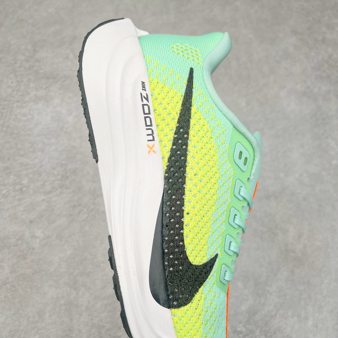 图片[6]-NK Zoom Pegasus Plus 超级飞马涡轮增压马拉松慢跑鞋 在设计上延续了原版鞋款的经典风格，向 Pegasus Turbo 致敬。鞋面采用 Flyknit 材质，巧妙地在不同区域实现紧密与松散的编织结合。标志性的尼龙中部条纹与原版 Turbo 设计呼应。原有的 Flywire 被内部毡织带替代。鞋领的衬垫和鞋跟支撑则为鞋面增添了完善的细节。与以往的 Turbo 型号采用双层泡沫不同，Pegasus Plus 使用了一体式 ZoomX 中底。鞋跟厚度为 35 毫米，前掌为 25 毫米，形成 10 毫米的落差，外底覆盖了大量橡胶，而 ZoomX 外露的部分也十分显眼。尺码：36 36.5 37.5 38 38.5 39 40 40.5 41 42 42.5 43 44 44.5 45-选品中心