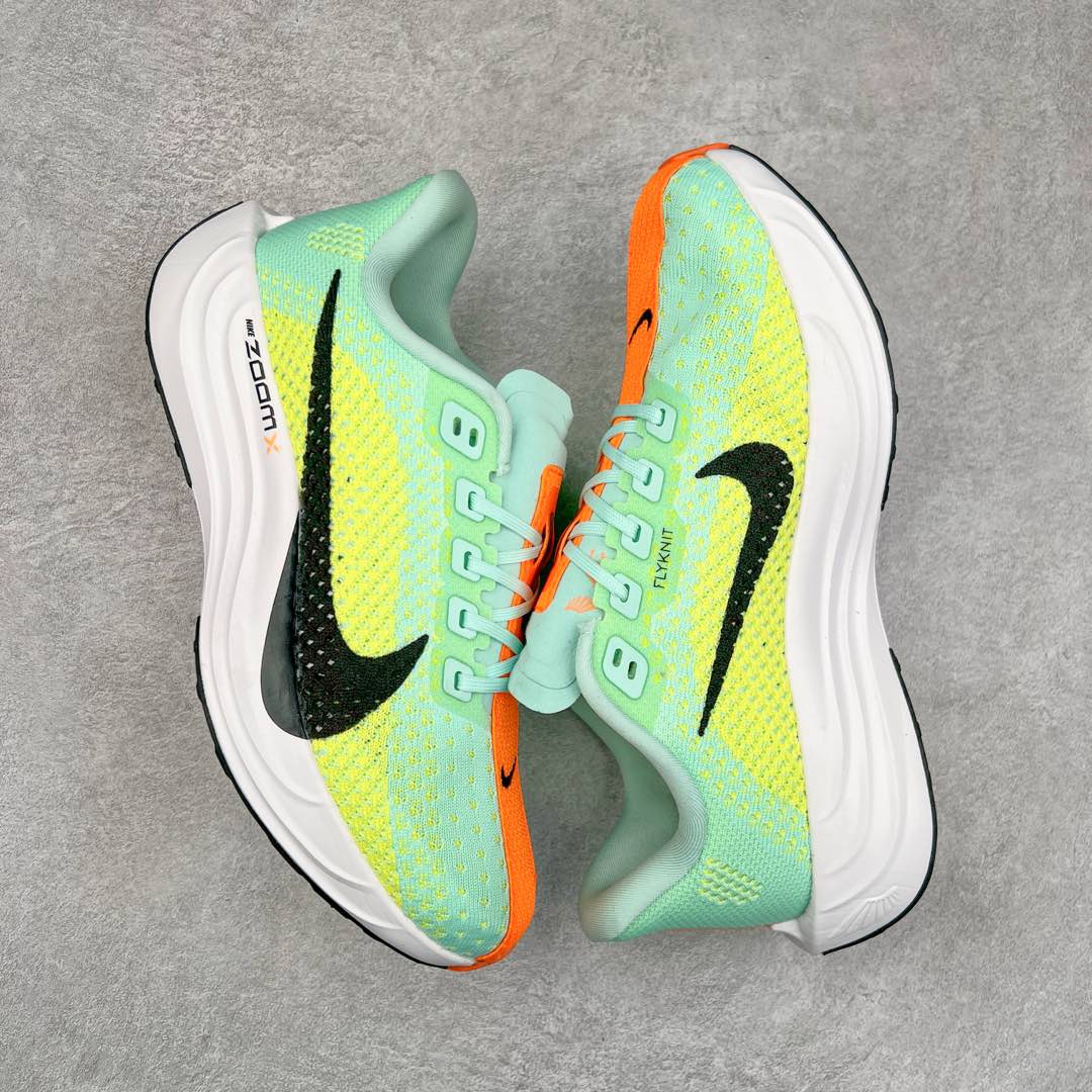 图片[3]-NK Zoom Pegasus Plus 超级飞马涡轮增压马拉松慢跑鞋 在设计上延续了原版鞋款的经典风格，向 Pegasus Turbo 致敬。鞋面采用 Flyknit 材质，巧妙地在不同区域实现紧密与松散的编织结合。标志性的尼龙中部条纹与原版 Turbo 设计呼应。原有的 Flywire 被内部毡织带替代。鞋领的衬垫和鞋跟支撑则为鞋面增添了完善的细节。与以往的 Turbo 型号采用双层泡沫不同，Pegasus Plus 使用了一体式 ZoomX 中底。鞋跟厚度为 35 毫米，前掌为 25 毫米，形成 10 毫米的落差，外底覆盖了大量橡胶，而 ZoomX 外露的部分也十分显眼。尺码：36 36.5 37.5 38 38.5 39 40 40.5 41 42 42.5 43 44 44.5 45-选品中心