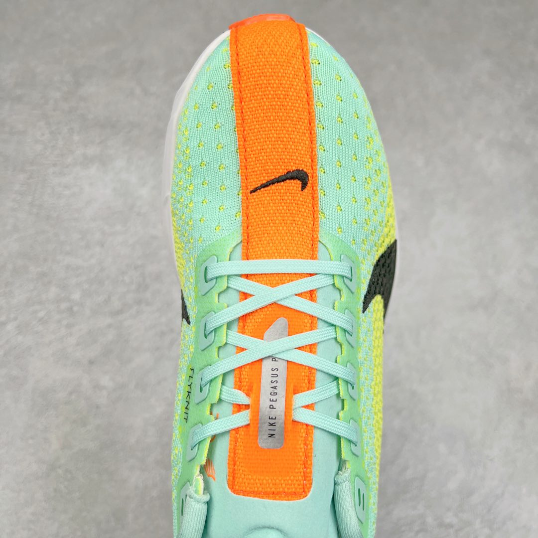 图片[4]-NK Zoom Pegasus Plus 超级飞马涡轮增压马拉松慢跑鞋 在设计上延续了原版鞋款的经典风格，向 Pegasus Turbo 致敬。鞋面采用 Flyknit 材质，巧妙地在不同区域实现紧密与松散的编织结合。标志性的尼龙中部条纹与原版 Turbo 设计呼应。原有的 Flywire 被内部毡织带替代。鞋领的衬垫和鞋跟支撑则为鞋面增添了完善的细节。与以往的 Turbo 型号采用双层泡沫不同，Pegasus Plus 使用了一体式 ZoomX 中底。鞋跟厚度为 35 毫米，前掌为 25 毫米，形成 10 毫米的落差，外底覆盖了大量橡胶，而 ZoomX 外露的部分也十分显眼。尺码：36 36.5 37.5 38 38.5 39 40 40.5 41 42 42.5 43 44 44.5 45-选品中心