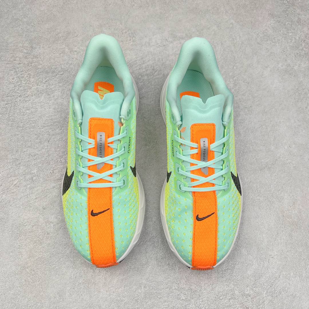图片[2]-NK Zoom Pegasus Plus 超级飞马涡轮增压马拉松慢跑鞋 在设计上延续了原版鞋款的经典风格，向 Pegasus Turbo 致敬。鞋面采用 Flyknit 材质，巧妙地在不同区域实现紧密与松散的编织结合。标志性的尼龙中部条纹与原版 Turbo 设计呼应。原有的 Flywire 被内部毡织带替代。鞋领的衬垫和鞋跟支撑则为鞋面增添了完善的细节。与以往的 Turbo 型号采用双层泡沫不同，Pegasus Plus 使用了一体式 ZoomX 中底。鞋跟厚度为 35 毫米，前掌为 25 毫米，形成 10 毫米的落差，外底覆盖了大量橡胶，而 ZoomX 外露的部分也十分显眼。尺码：36 36.5 37.5 38 38.5 39 40 40.5 41 42 42.5 43 44 44.5 45-选品中心