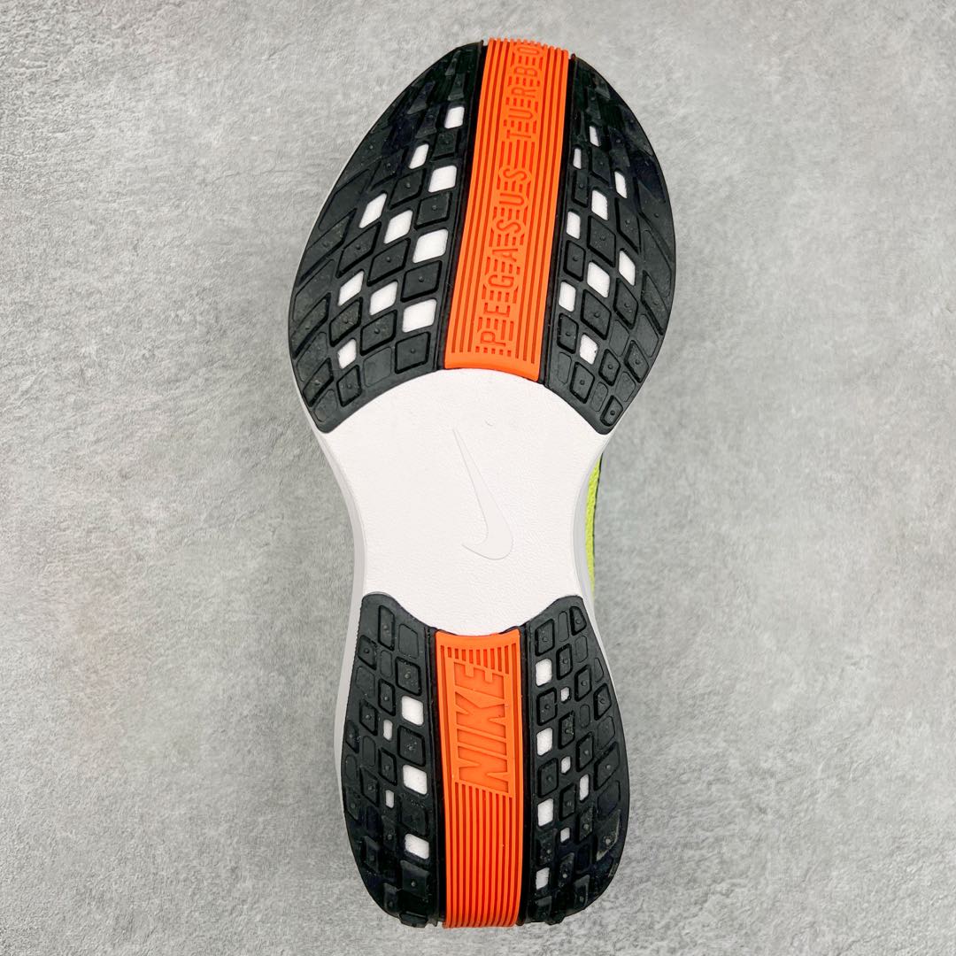 图片[9]-NK Zoom Pegasus Plus 超级飞马涡轮增压马拉松慢跑鞋 在设计上延续了原版鞋款的经典风格，向 Pegasus Turbo 致敬。鞋面采用 Flyknit 材质，巧妙地在不同区域实现紧密与松散的编织结合。标志性的尼龙中部条纹与原版 Turbo 设计呼应。原有的 Flywire 被内部毡织带替代。鞋领的衬垫和鞋跟支撑则为鞋面增添了完善的细节。与以往的 Turbo 型号采用双层泡沫不同，Pegasus Plus 使用了一体式 ZoomX 中底。鞋跟厚度为 35 毫米，前掌为 25 毫米，形成 10 毫米的落差，外底覆盖了大量橡胶，而 ZoomX 外露的部分也十分显眼。尺码：36 36.5 37.5 38 38.5 39 40 40.5 41 42 42.5 43 44 44.5 45-选品中心