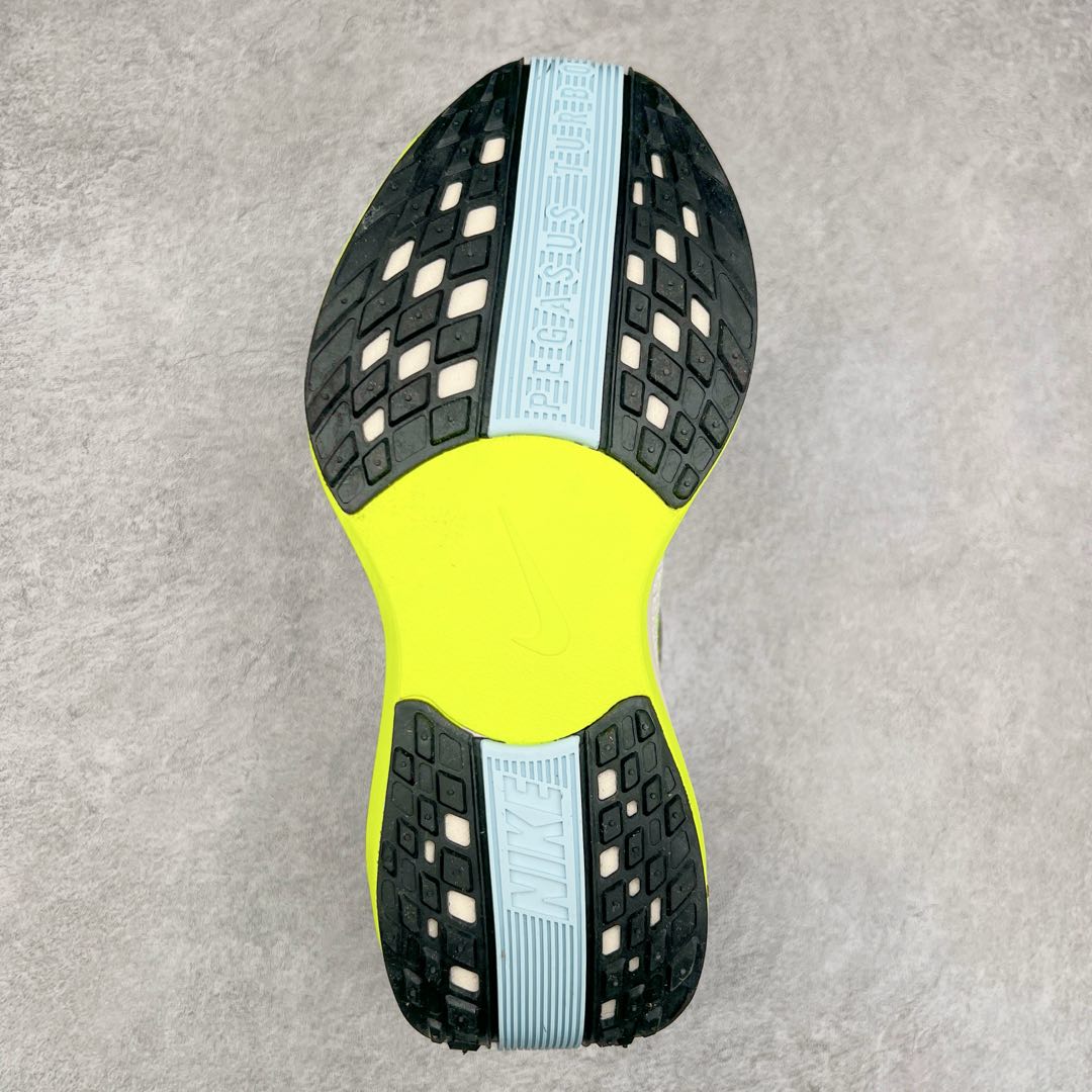 图片[9]-NK Zoom Pegasus Plus 超级飞马涡轮增压马拉松慢跑鞋 在设计上延续了原版鞋款的经典风格，向 Pegasus Turbo 致敬。鞋面采用 Flyknit 材质，巧妙地在不同区域实现紧密与松散的编织结合。标志性的尼龙中部条纹与原版 Turbo 设计呼应。原有的 Flywire 被内部毡织带替代。鞋领的衬垫和鞋跟支撑则为鞋面增添了完善的细节。与以往的 Turbo 型号采用双层泡沫不同，Pegasus Plus 使用了一体式 ZoomX 中底。鞋跟厚度为 35 毫米，前掌为 25 毫米，形成 10 毫米的落差，外底覆盖了大量橡胶，而 ZoomX 外露的部分也十分显眼。尺码：36 36.5 37.5 38 38.5 39 40 40.5 41 42 42.5 43 44 44.5 45-选品中心