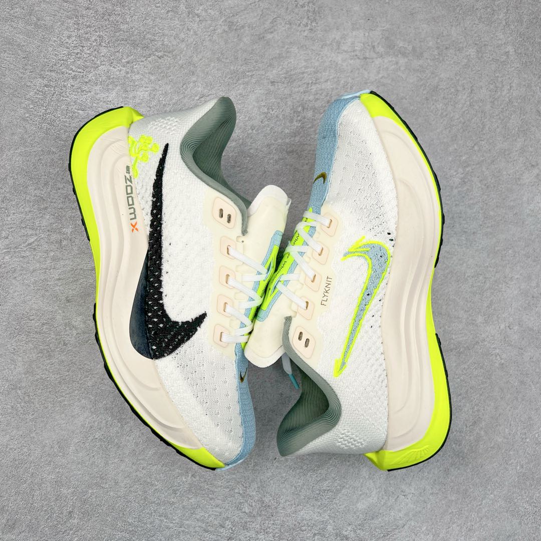 图片[3]-NK Zoom Pegasus Plus 超级飞马涡轮增压马拉松慢跑鞋 在设计上延续了原版鞋款的经典风格，向 Pegasus Turbo 致敬。鞋面采用 Flyknit 材质，巧妙地在不同区域实现紧密与松散的编织结合。标志性的尼龙中部条纹与原版 Turbo 设计呼应。原有的 Flywire 被内部毡织带替代。鞋领的衬垫和鞋跟支撑则为鞋面增添了完善的细节。与以往的 Turbo 型号采用双层泡沫不同，Pegasus Plus 使用了一体式 ZoomX 中底。鞋跟厚度为 35 毫米，前掌为 25 毫米，形成 10 毫米的落差，外底覆盖了大量橡胶，而 ZoomX 外露的部分也十分显眼。尺码：36 36.5 37.5 38 38.5 39 40 40.5 41 42 42.5 43 44 44.5 45-选品中心