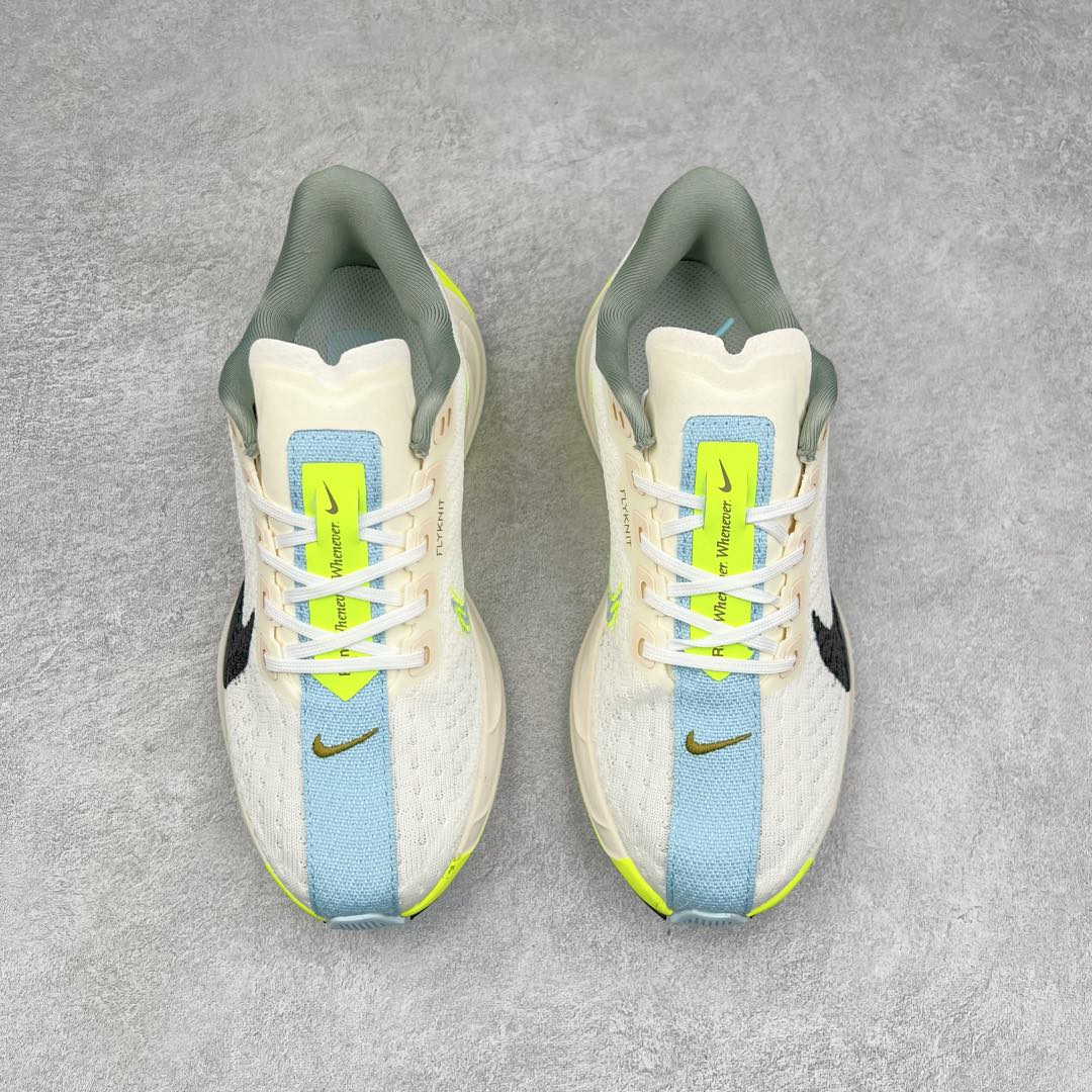 图片[2]-NK Zoom Pegasus Plus 超级飞马涡轮增压马拉松慢跑鞋 在设计上延续了原版鞋款的经典风格，向 Pegasus Turbo 致敬。鞋面采用 Flyknit 材质，巧妙地在不同区域实现紧密与松散的编织结合。标志性的尼龙中部条纹与原版 Turbo 设计呼应。原有的 Flywire 被内部毡织带替代。鞋领的衬垫和鞋跟支撑则为鞋面增添了完善的细节。与以往的 Turbo 型号采用双层泡沫不同，Pegasus Plus 使用了一体式 ZoomX 中底。鞋跟厚度为 35 毫米，前掌为 25 毫米，形成 10 毫米的落差，外底覆盖了大量橡胶，而 ZoomX 外露的部分也十分显眼。尺码：36 36.5 37.5 38 38.5 39 40 40.5 41 42 42.5 43 44 44.5 45-选品中心