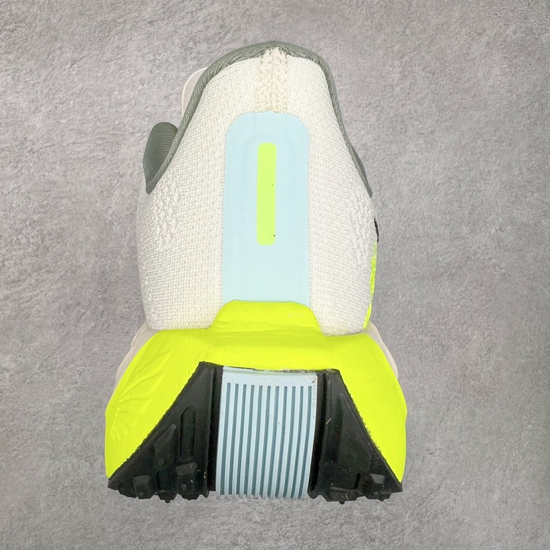 图片[8]-NK Zoom Pegasus Plus 超级飞马涡轮增压马拉松慢跑鞋 在设计上延续了原版鞋款的经典风格，向 Pegasus Turbo 致敬。鞋面采用 Flyknit 材质，巧妙地在不同区域实现紧密与松散的编织结合。标志性的尼龙中部条纹与原版 Turbo 设计呼应。原有的 Flywire 被内部毡织带替代。鞋领的衬垫和鞋跟支撑则为鞋面增添了完善的细节。与以往的 Turbo 型号采用双层泡沫不同，Pegasus Plus 使用了一体式 ZoomX 中底。鞋跟厚度为 35 毫米，前掌为 25 毫米，形成 10 毫米的落差，外底覆盖了大量橡胶，而 ZoomX 外露的部分也十分显眼。尺码：36 36.5 37.5 38 38.5 39 40 40.5 41 42 42.5 43 44 44.5 45-选品中心