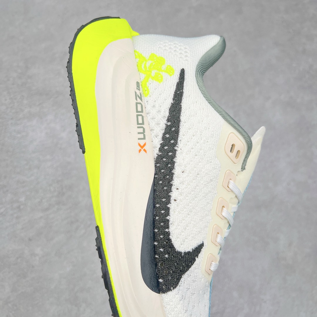 图片[6]-NK Zoom Pegasus Plus 超级飞马涡轮增压马拉松慢跑鞋 在设计上延续了原版鞋款的经典风格，向 Pegasus Turbo 致敬。鞋面采用 Flyknit 材质，巧妙地在不同区域实现紧密与松散的编织结合。标志性的尼龙中部条纹与原版 Turbo 设计呼应。原有的 Flywire 被内部毡织带替代。鞋领的衬垫和鞋跟支撑则为鞋面增添了完善的细节。与以往的 Turbo 型号采用双层泡沫不同，Pegasus Plus 使用了一体式 ZoomX 中底。鞋跟厚度为 35 毫米，前掌为 25 毫米，形成 10 毫米的落差，外底覆盖了大量橡胶，而 ZoomX 外露的部分也十分显眼。尺码：36 36.5 37.5 38 38.5 39 40 40.5 41 42 42.5 43 44 44.5 45-选品中心