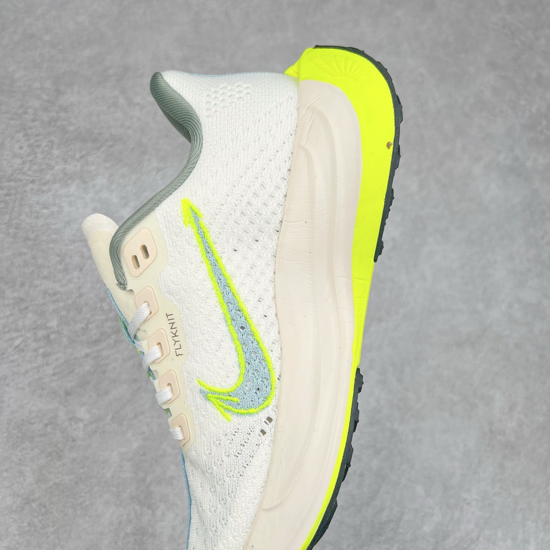 图片[7]-NK Zoom Pegasus Plus 超级飞马涡轮增压马拉松慢跑鞋 在设计上延续了原版鞋款的经典风格，向 Pegasus Turbo 致敬。鞋面采用 Flyknit 材质，巧妙地在不同区域实现紧密与松散的编织结合。标志性的尼龙中部条纹与原版 Turbo 设计呼应。原有的 Flywire 被内部毡织带替代。鞋领的衬垫和鞋跟支撑则为鞋面增添了完善的细节。与以往的 Turbo 型号采用双层泡沫不同，Pegasus Plus 使用了一体式 ZoomX 中底。鞋跟厚度为 35 毫米，前掌为 25 毫米，形成 10 毫米的落差，外底覆盖了大量橡胶，而 ZoomX 外露的部分也十分显眼。尺码：36 36.5 37.5 38 38.5 39 40 40.5 41 42 42.5 43 44 44.5 45-选品中心