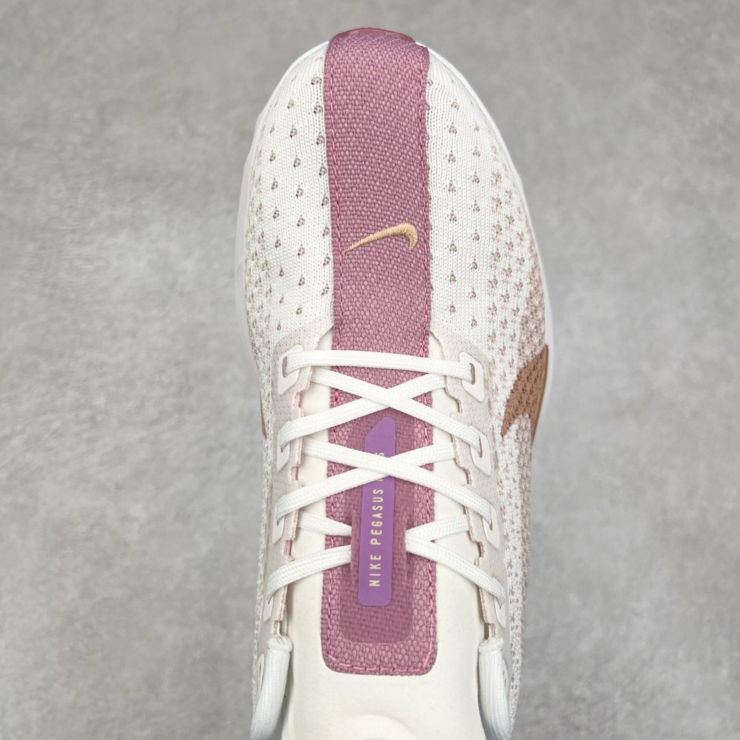 图片[4]-NK Zoom Pegasus Plus 超级飞马涡轮增压马拉松慢跑鞋 在设计上延续了原版鞋款的经典风格，向 Pegasus Turbo 致敬。鞋面采用 Flyknit 材质，巧妙地在不同区域实现紧密与松散的编织结合。标志性的尼龙中部条纹与原版 Turbo 设计呼应。原有的 Flywire 被内部毡织带替代。鞋领的衬垫和鞋跟支撑则为鞋面增添了完善的细节。与以往的 Turbo 型号采用双层泡沫不同，Pegasus Plus 使用了一体式 ZoomX 中底。鞋跟厚度为 35 毫米，前掌为 25 毫米，形成 10 毫米的落差，外底覆盖了大量橡胶，而 ZoomX 外露的部分也十分显眼。尺码：36 36.5 37.5 38 38.5 39 40 40.5 41 42 42.5 43 44 44.5 45-选品中心