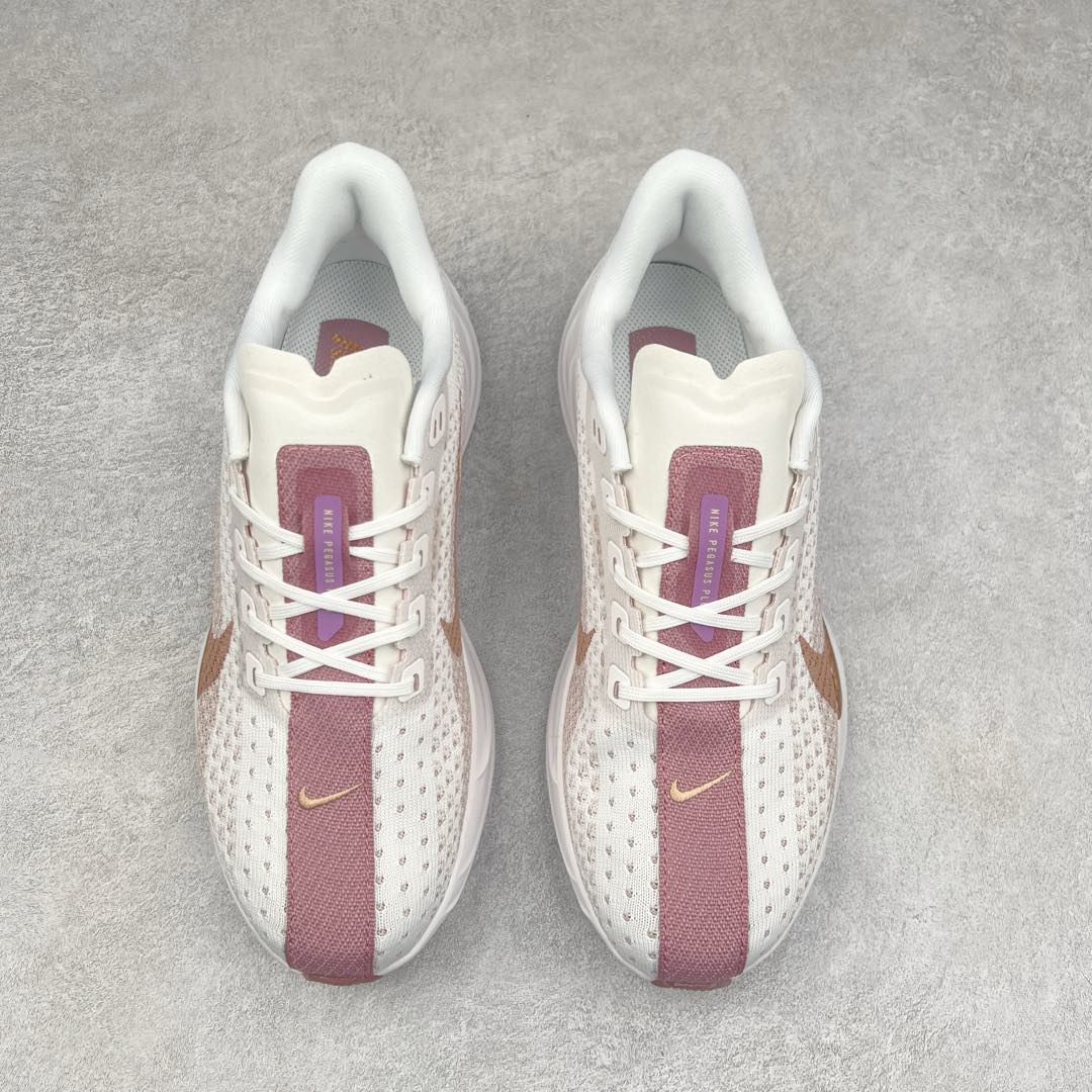 图片[2]-NK Zoom Pegasus Plus 超级飞马涡轮增压马拉松慢跑鞋 在设计上延续了原版鞋款的经典风格，向 Pegasus Turbo 致敬。鞋面采用 Flyknit 材质，巧妙地在不同区域实现紧密与松散的编织结合。标志性的尼龙中部条纹与原版 Turbo 设计呼应。原有的 Flywire 被内部毡织带替代。鞋领的衬垫和鞋跟支撑则为鞋面增添了完善的细节。与以往的 Turbo 型号采用双层泡沫不同，Pegasus Plus 使用了一体式 ZoomX 中底。鞋跟厚度为 35 毫米，前掌为 25 毫米，形成 10 毫米的落差，外底覆盖了大量橡胶，而 ZoomX 外露的部分也十分显眼。尺码：36 36.5 37.5 38 38.5 39 40 40.5 41 42 42.5 43 44 44.5 45-选品中心