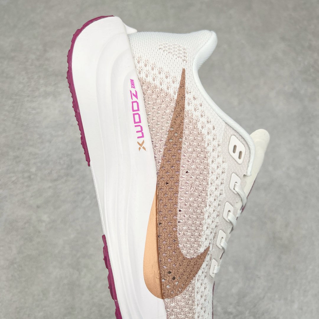 图片[6]-NK Zoom Pegasus Plus 超级飞马涡轮增压马拉松慢跑鞋 在设计上延续了原版鞋款的经典风格，向 Pegasus Turbo 致敬。鞋面采用 Flyknit 材质，巧妙地在不同区域实现紧密与松散的编织结合。标志性的尼龙中部条纹与原版 Turbo 设计呼应。原有的 Flywire 被内部毡织带替代。鞋领的衬垫和鞋跟支撑则为鞋面增添了完善的细节。与以往的 Turbo 型号采用双层泡沫不同，Pegasus Plus 使用了一体式 ZoomX 中底。鞋跟厚度为 35 毫米，前掌为 25 毫米，形成 10 毫米的落差，外底覆盖了大量橡胶，而 ZoomX 外露的部分也十分显眼。尺码：36 36.5 37.5 38 38.5 39 40 40.5 41 42 42.5 43 44 44.5 45-选品中心