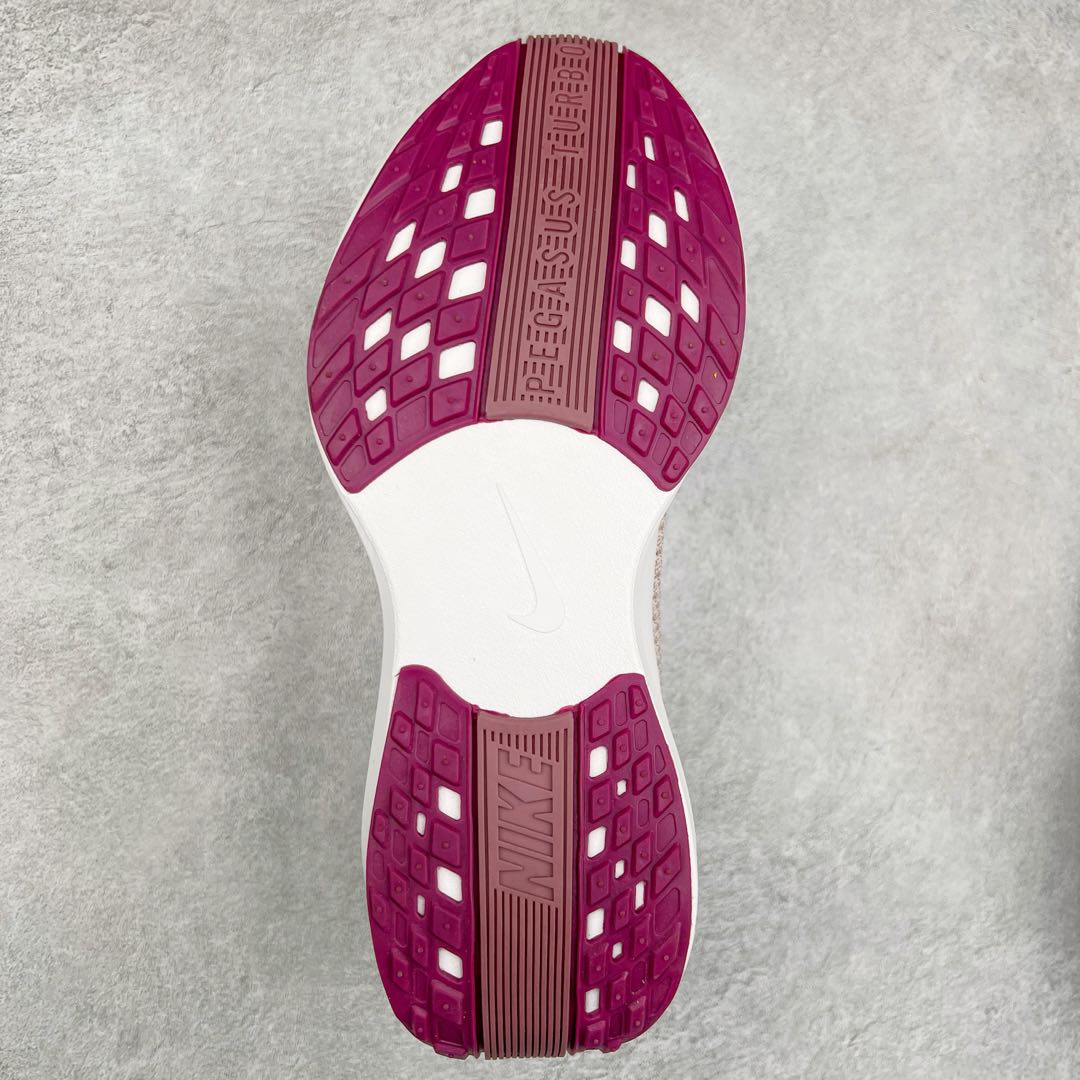 图片[9]-NK Zoom Pegasus Plus 超级飞马涡轮增压马拉松慢跑鞋 在设计上延续了原版鞋款的经典风格，向 Pegasus Turbo 致敬。鞋面采用 Flyknit 材质，巧妙地在不同区域实现紧密与松散的编织结合。标志性的尼龙中部条纹与原版 Turbo 设计呼应。原有的 Flywire 被内部毡织带替代。鞋领的衬垫和鞋跟支撑则为鞋面增添了完善的细节。与以往的 Turbo 型号采用双层泡沫不同，Pegasus Plus 使用了一体式 ZoomX 中底。鞋跟厚度为 35 毫米，前掌为 25 毫米，形成 10 毫米的落差，外底覆盖了大量橡胶，而 ZoomX 外露的部分也十分显眼。尺码：36 36.5 37.5 38 38.5 39 40 40.5 41 42 42.5 43 44 44.5 45-选品中心