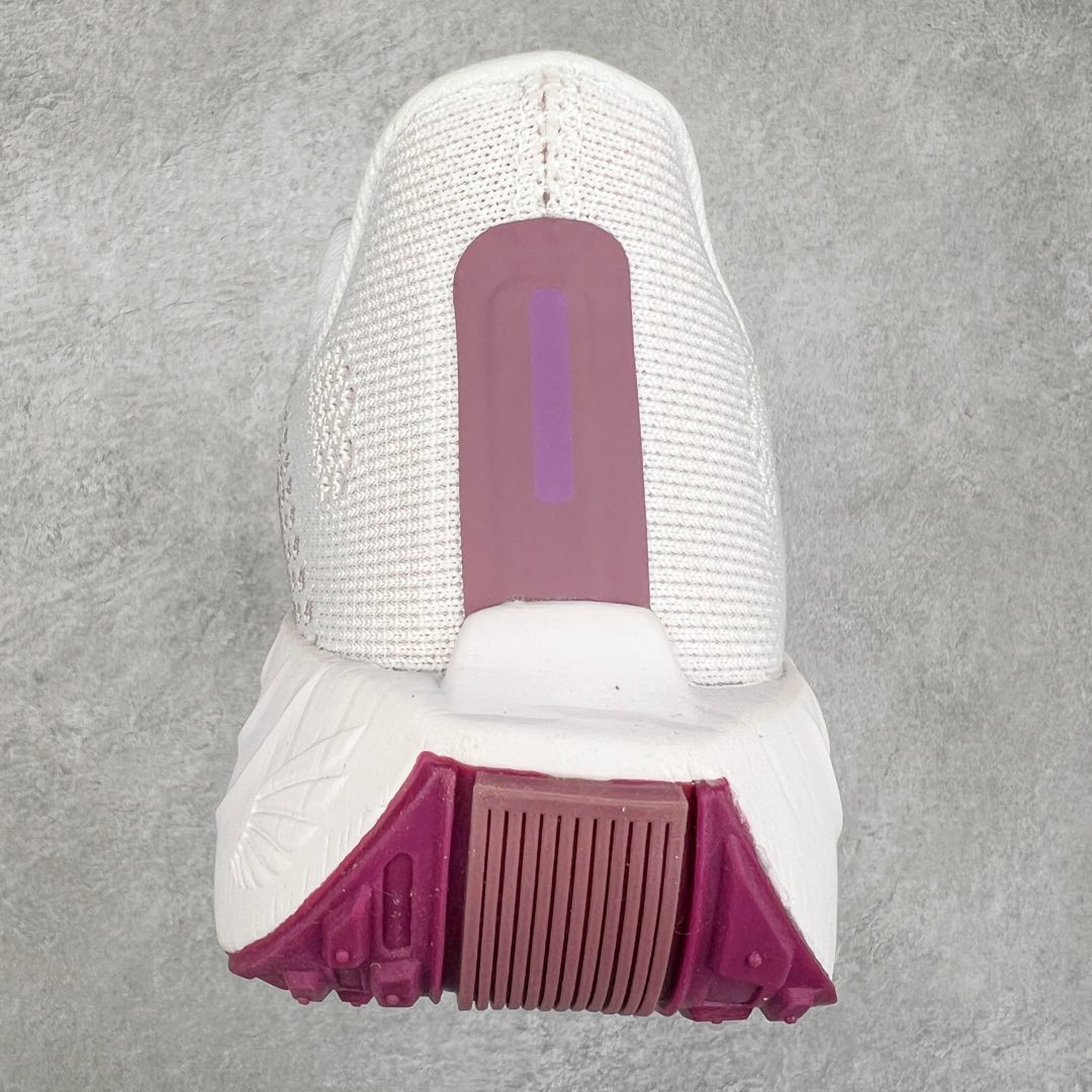 图片[8]-NK Zoom Pegasus Plus 超级飞马涡轮增压马拉松慢跑鞋 在设计上延续了原版鞋款的经典风格，向 Pegasus Turbo 致敬。鞋面采用 Flyknit 材质，巧妙地在不同区域实现紧密与松散的编织结合。标志性的尼龙中部条纹与原版 Turbo 设计呼应。原有的 Flywire 被内部毡织带替代。鞋领的衬垫和鞋跟支撑则为鞋面增添了完善的细节。与以往的 Turbo 型号采用双层泡沫不同，Pegasus Plus 使用了一体式 ZoomX 中底。鞋跟厚度为 35 毫米，前掌为 25 毫米，形成 10 毫米的落差，外底覆盖了大量橡胶，而 ZoomX 外露的部分也十分显眼。尺码：36 36.5 37.5 38 38.5 39 40 40.5 41 42 42.5 43 44 44.5 45-选品中心