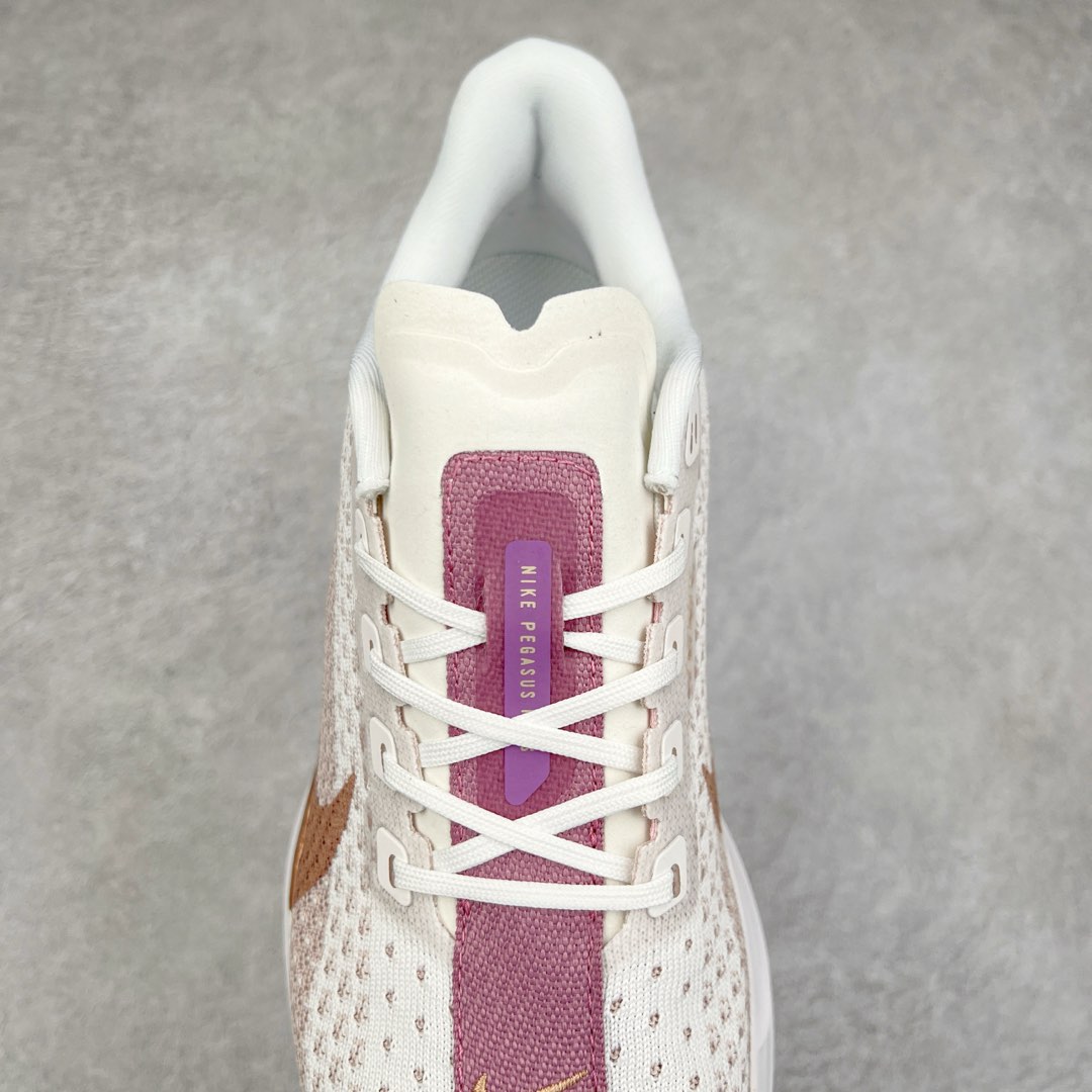 图片[5]-NK Zoom Pegasus Plus 超级飞马涡轮增压马拉松慢跑鞋 在设计上延续了原版鞋款的经典风格，向 Pegasus Turbo 致敬。鞋面采用 Flyknit 材质，巧妙地在不同区域实现紧密与松散的编织结合。标志性的尼龙中部条纹与原版 Turbo 设计呼应。原有的 Flywire 被内部毡织带替代。鞋领的衬垫和鞋跟支撑则为鞋面增添了完善的细节。与以往的 Turbo 型号采用双层泡沫不同，Pegasus Plus 使用了一体式 ZoomX 中底。鞋跟厚度为 35 毫米，前掌为 25 毫米，形成 10 毫米的落差，外底覆盖了大量橡胶，而 ZoomX 外露的部分也十分显眼。尺码：36 36.5 37.5 38 38.5 39 40 40.5 41 42 42.5 43 44 44.5 45-选品中心