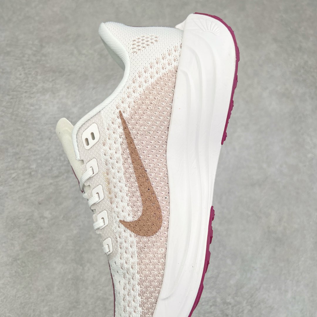 图片[7]-NK Zoom Pegasus Plus 超级飞马涡轮增压马拉松慢跑鞋 在设计上延续了原版鞋款的经典风格，向 Pegasus Turbo 致敬。鞋面采用 Flyknit 材质，巧妙地在不同区域实现紧密与松散的编织结合。标志性的尼龙中部条纹与原版 Turbo 设计呼应。原有的 Flywire 被内部毡织带替代。鞋领的衬垫和鞋跟支撑则为鞋面增添了完善的细节。与以往的 Turbo 型号采用双层泡沫不同，Pegasus Plus 使用了一体式 ZoomX 中底。鞋跟厚度为 35 毫米，前掌为 25 毫米，形成 10 毫米的落差，外底覆盖了大量橡胶，而 ZoomX 外露的部分也十分显眼。尺码：36 36.5 37.5 38 38.5 39 40 40.5 41 42 42.5 43 44 44.5 45-选品中心