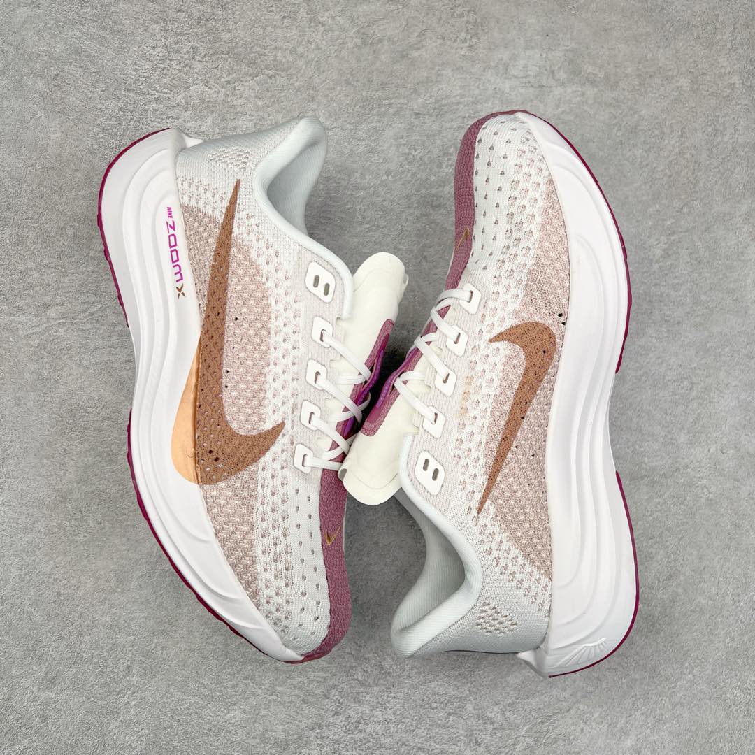 图片[3]-NK Zoom Pegasus Plus 超级飞马涡轮增压马拉松慢跑鞋 在设计上延续了原版鞋款的经典风格，向 Pegasus Turbo 致敬。鞋面采用 Flyknit 材质，巧妙地在不同区域实现紧密与松散的编织结合。标志性的尼龙中部条纹与原版 Turbo 设计呼应。原有的 Flywire 被内部毡织带替代。鞋领的衬垫和鞋跟支撑则为鞋面增添了完善的细节。与以往的 Turbo 型号采用双层泡沫不同，Pegasus Plus 使用了一体式 ZoomX 中底。鞋跟厚度为 35 毫米，前掌为 25 毫米，形成 10 毫米的落差，外底覆盖了大量橡胶，而 ZoomX 外露的部分也十分显眼。尺码：36 36.5 37.5 38 38.5 39 40 40.5 41 42 42.5 43 44 44.5 45-选品中心