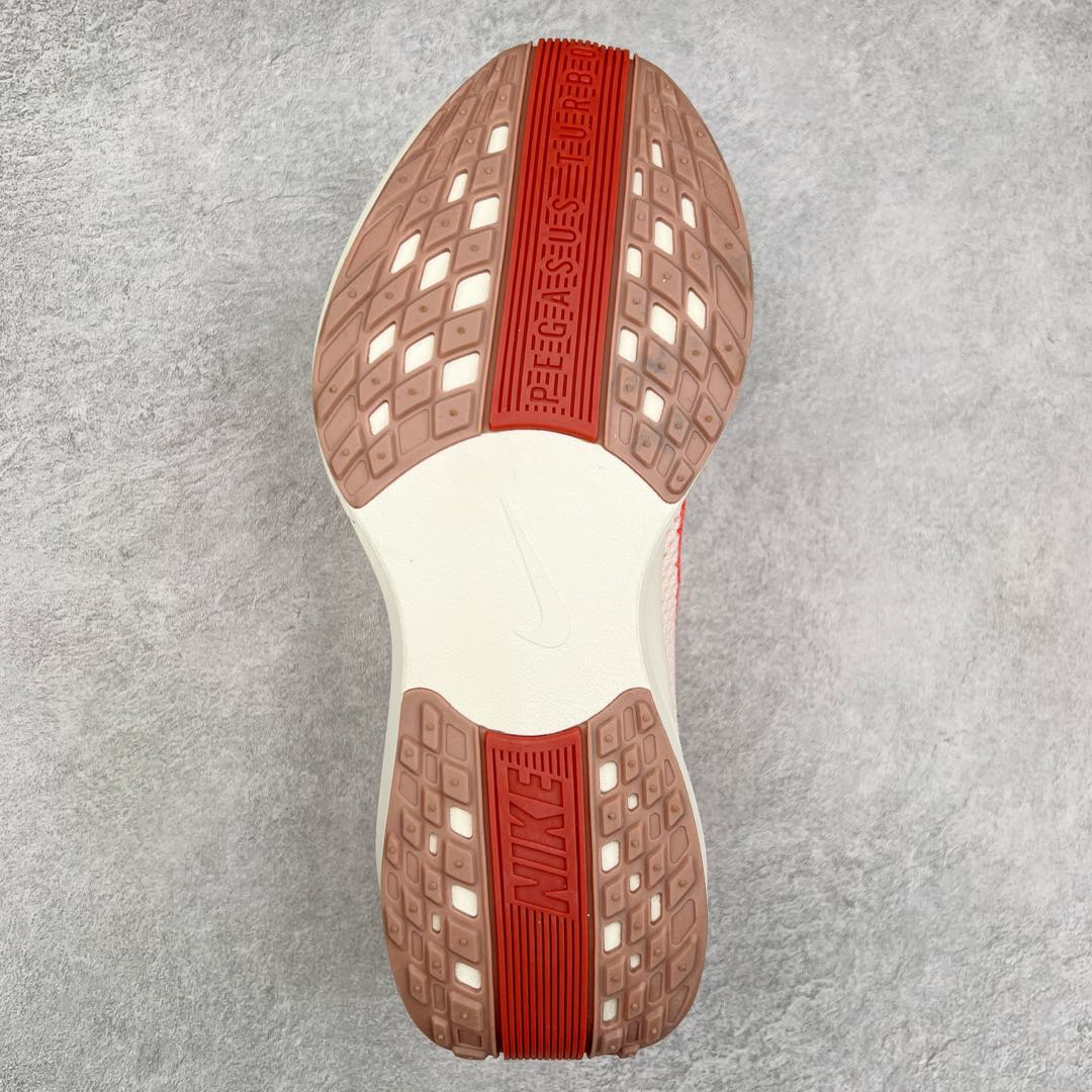 图片[9]-NK Zoom Pegasus Plus 超级飞马涡轮增压马拉松慢跑鞋 在设计上延续了原版鞋款的经典风格，向 Pegasus Turbo 致敬。鞋面采用 Flyknit 材质，巧妙地在不同区域实现紧密与松散的编织结合。标志性的尼龙中部条纹与原版 Turbo 设计呼应。原有的 Flywire 被内部毡织带替代。鞋领的衬垫和鞋跟支撑则为鞋面增添了完善的细节。与以往的 Turbo 型号采用双层泡沫不同，Pegasus Plus 使用了一体式 ZoomX 中底。鞋跟厚度为 35 毫米，前掌为 25 毫米，形成 10 毫米的落差，外底覆盖了大量橡胶，而 ZoomX 外露的部分也十分显眼。尺码：36 36.5 37.5 38 38.5 39 40 40.5 41 42 42.5 43 44 44.5 45-选品中心