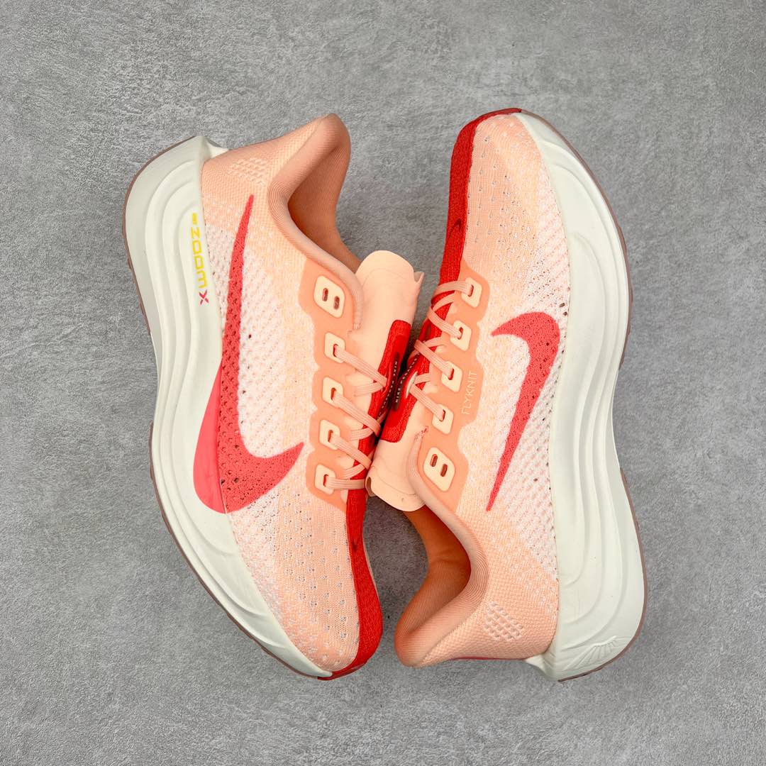 图片[3]-NK Zoom Pegasus Plus 超级飞马涡轮增压马拉松慢跑鞋 在设计上延续了原版鞋款的经典风格，向 Pegasus Turbo 致敬。鞋面采用 Flyknit 材质，巧妙地在不同区域实现紧密与松散的编织结合。标志性的尼龙中部条纹与原版 Turbo 设计呼应。原有的 Flywire 被内部毡织带替代。鞋领的衬垫和鞋跟支撑则为鞋面增添了完善的细节。与以往的 Turbo 型号采用双层泡沫不同，Pegasus Plus 使用了一体式 ZoomX 中底。鞋跟厚度为 35 毫米，前掌为 25 毫米，形成 10 毫米的落差，外底覆盖了大量橡胶，而 ZoomX 外露的部分也十分显眼。尺码：36 36.5 37.5 38 38.5 39 40 40.5 41 42 42.5 43 44 44.5 45-选品中心