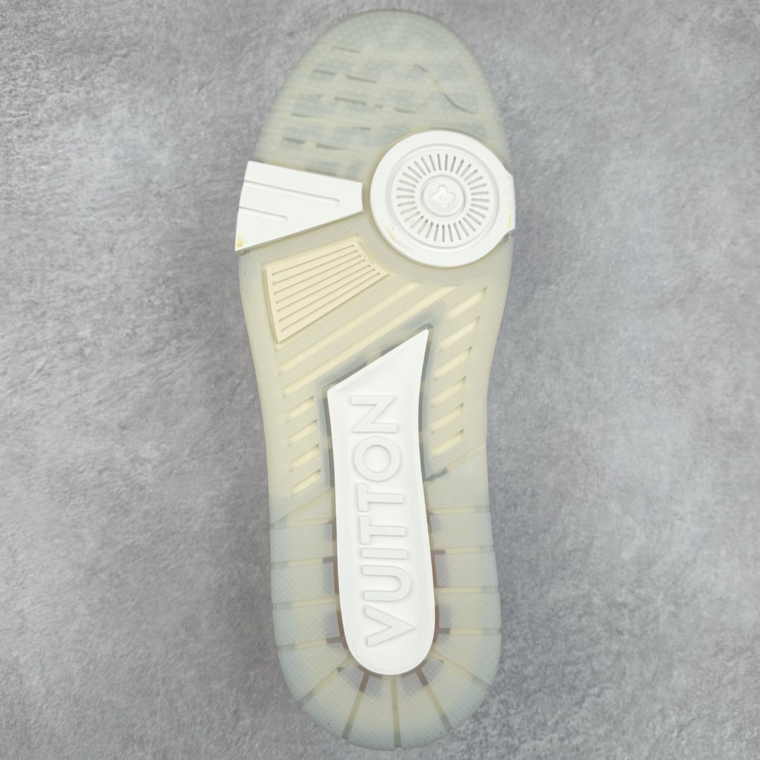 图片[9]-＃K1 Louis Vuitton Trainer lv时装走秀运动鞋 完美鞋型超高的清洁度 零毛边线头瑕疵 全套原楦原纸版原鞋开模 全网最具灵魂的版型 正确原装黄色鞋盒 正确中底印花 鞋面印花3D高频深度立体 全鞋电脑针车 紧密相连 针距密度一致 环保乳胶注塑鞋垫 厚度脚感还原原版 皮面裁剪部位 统一油边封口工艺 原装橡胶大底含胶量大底组合零偏差 专柜全套包装 防尘袋 说明书 质保卡 男女鞋 尺码：35 36 37 38 39 40 41 42 43 44 45-选品中心