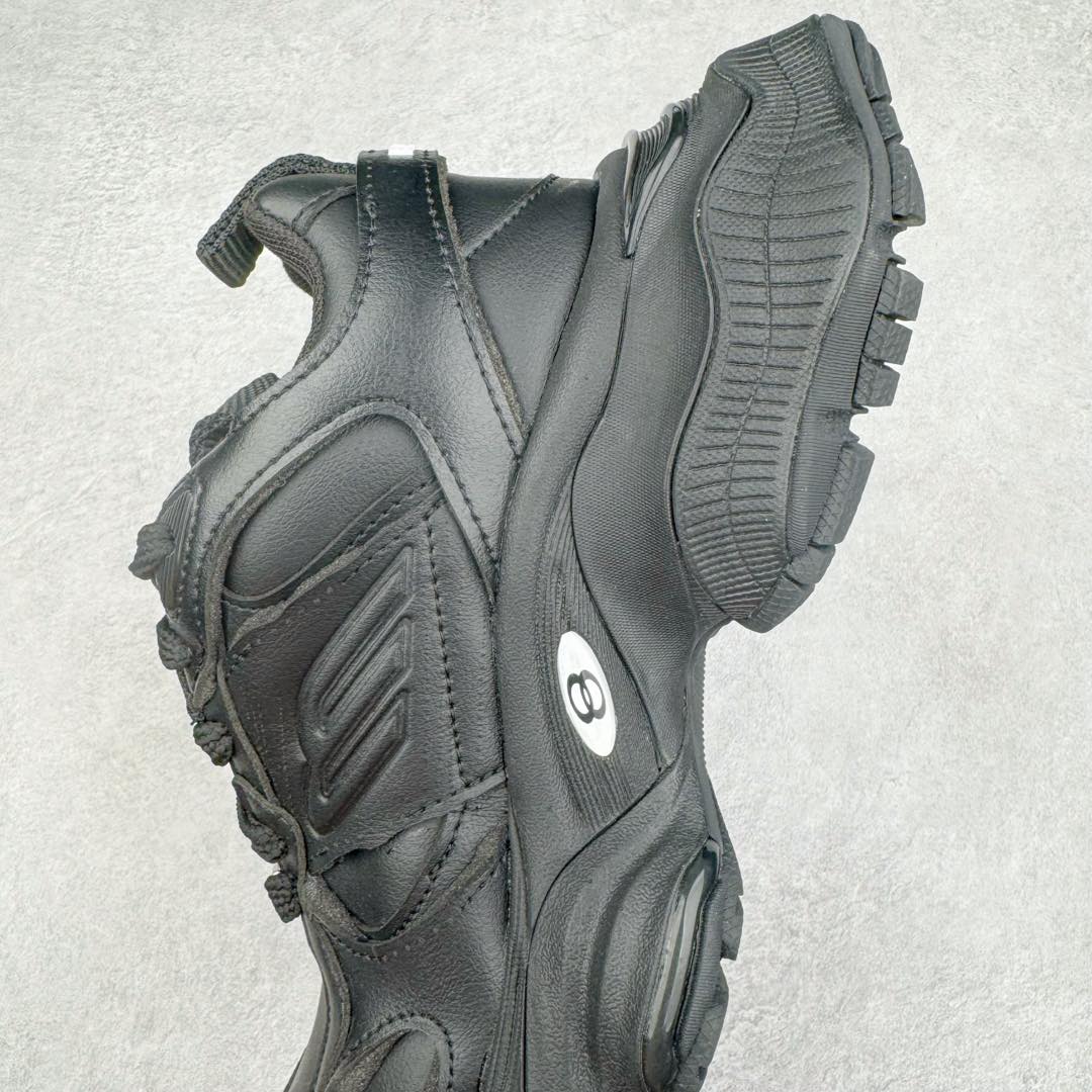 图片[7]-＃XA Balenciaga CARGO Sneaker 巴黎世家十一代圆头系带舒适百搭低帮生活休闲鞋老爹鞋 全套原纸板楦头开发 最原汁原味的灵魂版型 全鞋荧光划线卡点 胶水把控整洁度追求极致完美 每一双都是工艺品 多重QC质检 超越公司货的品控标准 实实在在的免检产品 原盒原配 正确字体电绣 粗细、位置、大小正确 侧边TPU 透气孔匹配意产原版 正确分离大底 TPU软底 原版一致大底LOGO 立体感十足 原厂皮料水洗做旧 采购原厂网纱 这款超细纤维和网布工装运动鞋 来自 Balenciaga 2024年夏季系列 其前卫的设计、夸张的体积和反光细节赋予其特别的轮廓 在 2024 夏季系列的秀场上 我们看到了睽违已久的新款运动鞋 Cargo Sneaker 看鞋名便可猜想 延续 3XL 经典设计 这似乎是一双天生为阔腿 Cargo 而生的鞋款 并且它比起 3XL 本就极度夸张的造型更加夸张 拥有更大的鞋底面积以及更为上翘的鞋头 堪称「5XL」外观设计上除了「比大更大」做旧的厚网布鞋面 还有一种经典 Track 鞋款融合 New Balance 9060 中底之即视感 标志性 Sporty B Logo 置于鞋面中间 再加上明显提高的中底厚度 你也不用害怕与3XL难以分辨 尺码：35/46-选品中心