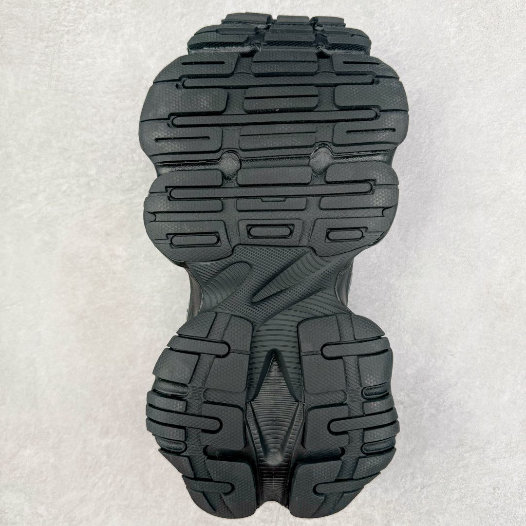 图片[9]-＃XA Balenciaga CARGO Sneaker 巴黎世家十一代圆头系带舒适百搭低帮生活休闲鞋老爹鞋 全套原纸板楦头开发 最原汁原味的灵魂版型 全鞋荧光划线卡点 胶水把控整洁度追求极致完美 每一双都是工艺品 多重QC质检 超越公司货的品控标准 实实在在的免检产品 原盒原配 正确字体电绣 粗细、位置、大小正确 侧边TPU 透气孔匹配意产原版 正确分离大底 TPU软底 原版一致大底LOGO 立体感十足 原厂皮料水洗做旧 采购原厂网纱 这款超细纤维和网布工装运动鞋 来自 Balenciaga 2024年夏季系列 其前卫的设计、夸张的体积和反光细节赋予其特别的轮廓 在 2024 夏季系列的秀场上 我们看到了睽违已久的新款运动鞋 Cargo Sneaker 看鞋名便可猜想 延续 3XL 经典设计 这似乎是一双天生为阔腿 Cargo 而生的鞋款 并且它比起 3XL 本就极度夸张的造型更加夸张 拥有更大的鞋底面积以及更为上翘的鞋头 堪称「5XL」外观设计上除了「比大更大」做旧的厚网布鞋面 还有一种经典 Track 鞋款融合 New Balance 9060 中底之即视感 标志性 Sporty B Logo 置于鞋面中间 再加上明显提高的中底厚度 你也不用害怕与3XL难以分辨 尺码：35/46-选品中心