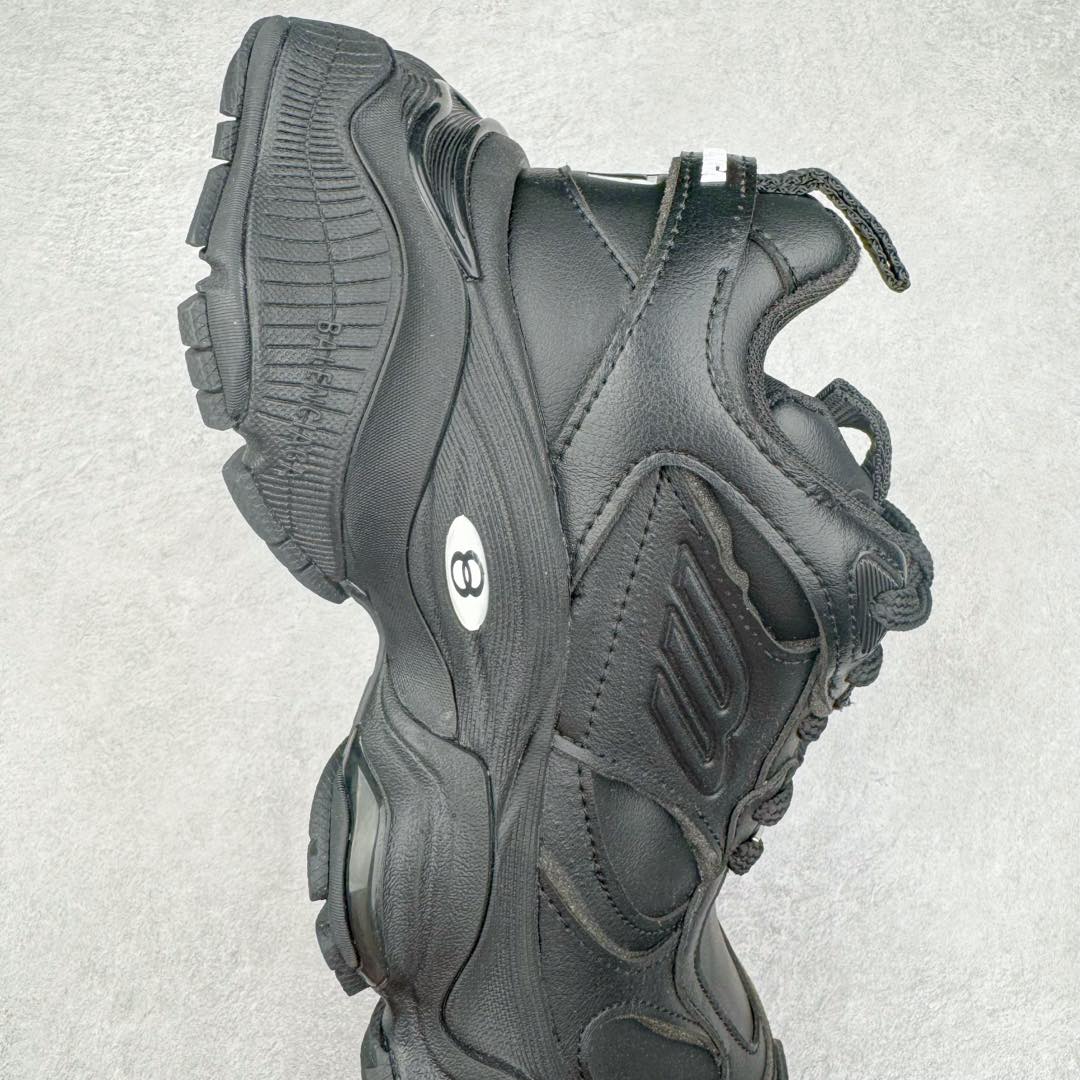 图片[6]-＃XA Balenciaga CARGO Sneaker 巴黎世家十一代圆头系带舒适百搭低帮生活休闲鞋老爹鞋 全套原纸板楦头开发 最原汁原味的灵魂版型 全鞋荧光划线卡点 胶水把控整洁度追求极致完美 每一双都是工艺品 多重QC质检 超越公司货的品控标准 实实在在的免检产品 原盒原配 正确字体电绣 粗细、位置、大小正确 侧边TPU 透气孔匹配意产原版 正确分离大底 TPU软底 原版一致大底LOGO 立体感十足 原厂皮料水洗做旧 采购原厂网纱 这款超细纤维和网布工装运动鞋 来自 Balenciaga 2024年夏季系列 其前卫的设计、夸张的体积和反光细节赋予其特别的轮廓 在 2024 夏季系列的秀场上 我们看到了睽违已久的新款运动鞋 Cargo Sneaker 看鞋名便可猜想 延续 3XL 经典设计 这似乎是一双天生为阔腿 Cargo 而生的鞋款 并且它比起 3XL 本就极度夸张的造型更加夸张 拥有更大的鞋底面积以及更为上翘的鞋头 堪称「5XL」外观设计上除了「比大更大」做旧的厚网布鞋面 还有一种经典 Track 鞋款融合 New Balance 9060 中底之即视感 标志性 Sporty B Logo 置于鞋面中间 再加上明显提高的中底厚度 你也不用害怕与3XL难以分辨 尺码：35/46-选品中心