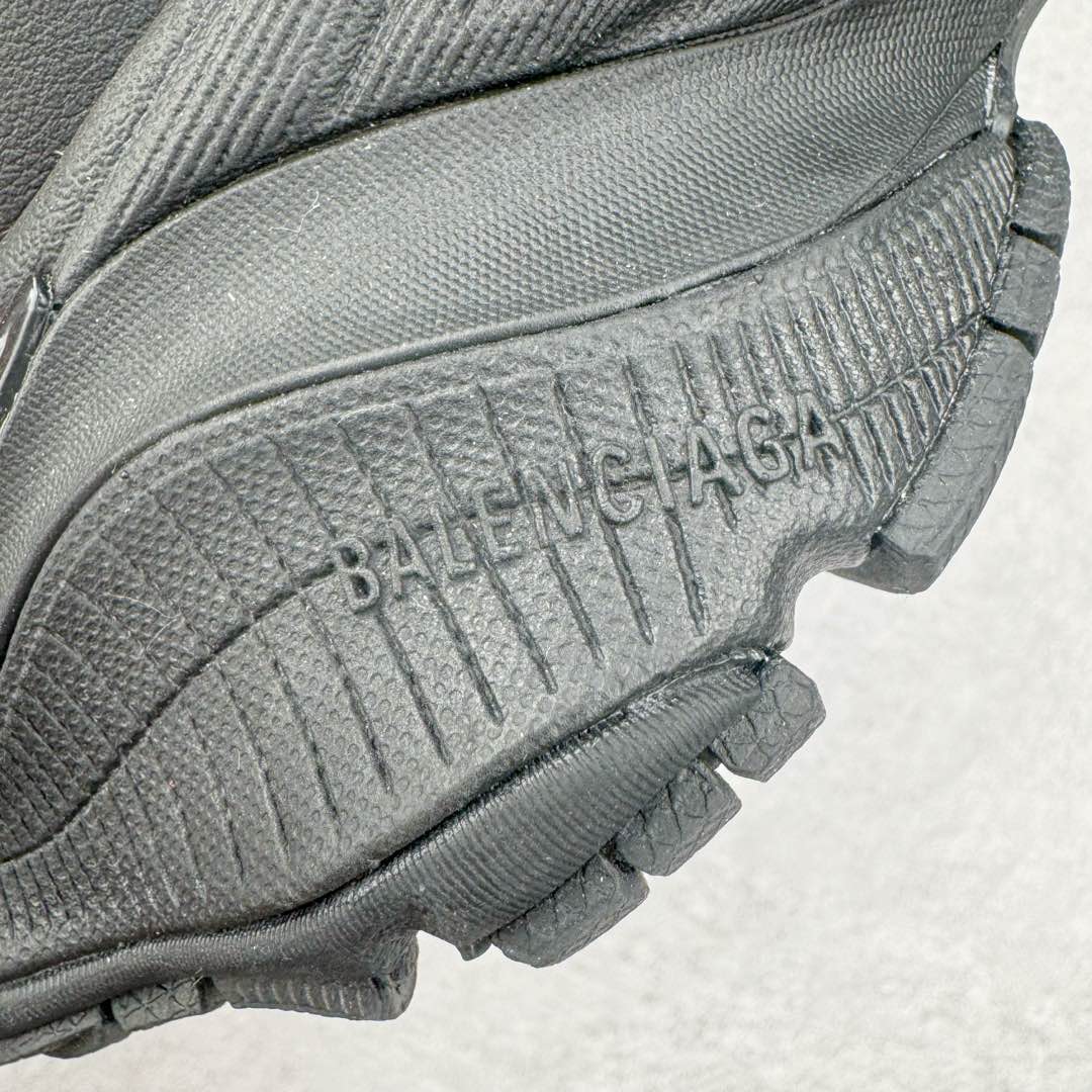 图片[17]-＃XA Balenciaga CARGO Sneaker 巴黎世家十一代圆头系带舒适百搭低帮生活休闲鞋老爹鞋 全套原纸板楦头开发 最原汁原味的灵魂版型 全鞋荧光划线卡点 胶水把控整洁度追求极致完美 每一双都是工艺品 多重QC质检 超越公司货的品控标准 实实在在的免检产品 原盒原配 正确字体电绣 粗细、位置、大小正确 侧边TPU 透气孔匹配意产原版 正确分离大底 TPU软底 原版一致大底LOGO 立体感十足 原厂皮料水洗做旧 采购原厂网纱 这款超细纤维和网布工装运动鞋 来自 Balenciaga 2024年夏季系列 其前卫的设计、夸张的体积和反光细节赋予其特别的轮廓 在 2024 夏季系列的秀场上 我们看到了睽违已久的新款运动鞋 Cargo Sneaker 看鞋名便可猜想 延续 3XL 经典设计 这似乎是一双天生为阔腿 Cargo 而生的鞋款 并且它比起 3XL 本就极度夸张的造型更加夸张 拥有更大的鞋底面积以及更为上翘的鞋头 堪称「5XL」外观设计上除了「比大更大」做旧的厚网布鞋面 还有一种经典 Track 鞋款融合 New Balance 9060 中底之即视感 标志性 Sporty B Logo 置于鞋面中间 再加上明显提高的中底厚度 你也不用害怕与3XL难以分辨 尺码：35/46-选品中心