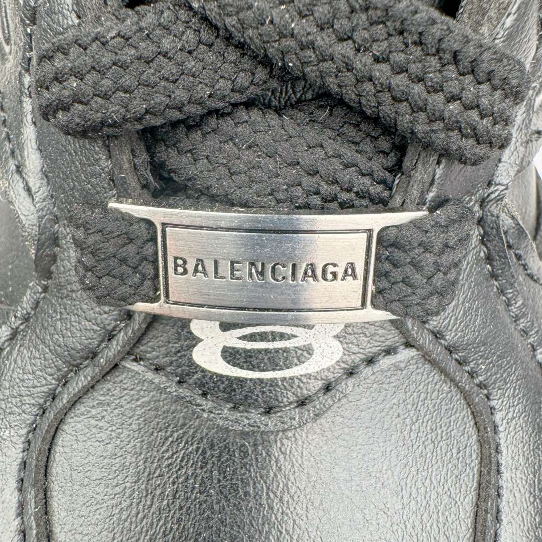 图片[11]-＃XA Balenciaga CARGO Sneaker 巴黎世家十一代圆头系带舒适百搭低帮生活休闲鞋老爹鞋 全套原纸板楦头开发 最原汁原味的灵魂版型 全鞋荧光划线卡点 胶水把控整洁度追求极致完美 每一双都是工艺品 多重QC质检 超越公司货的品控标准 实实在在的免检产品 原盒原配 正确字体电绣 粗细、位置、大小正确 侧边TPU 透气孔匹配意产原版 正确分离大底 TPU软底 原版一致大底LOGO 立体感十足 原厂皮料水洗做旧 采购原厂网纱 这款超细纤维和网布工装运动鞋 来自 Balenciaga 2024年夏季系列 其前卫的设计、夸张的体积和反光细节赋予其特别的轮廓 在 2024 夏季系列的秀场上 我们看到了睽违已久的新款运动鞋 Cargo Sneaker 看鞋名便可猜想 延续 3XL 经典设计 这似乎是一双天生为阔腿 Cargo 而生的鞋款 并且它比起 3XL 本就极度夸张的造型更加夸张 拥有更大的鞋底面积以及更为上翘的鞋头 堪称「5XL」外观设计上除了「比大更大」做旧的厚网布鞋面 还有一种经典 Track 鞋款融合 New Balance 9060 中底之即视感 标志性 Sporty B Logo 置于鞋面中间 再加上明显提高的中底厚度 你也不用害怕与3XL难以分辨 尺码：35/46-选品中心