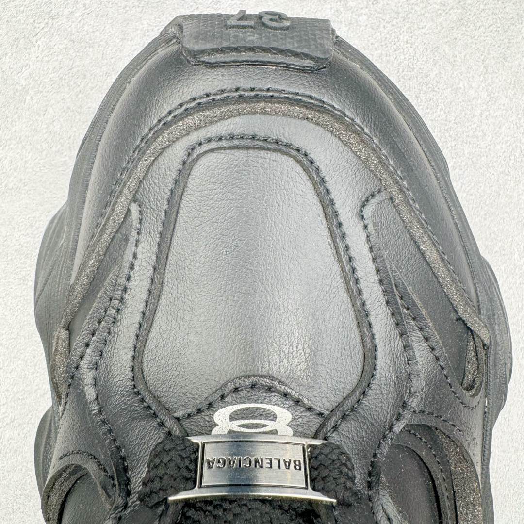 图片[15]-＃XA Balenciaga CARGO Sneaker 巴黎世家十一代圆头系带舒适百搭低帮生活休闲鞋老爹鞋 全套原纸板楦头开发 最原汁原味的灵魂版型 全鞋荧光划线卡点 胶水把控整洁度追求极致完美 每一双都是工艺品 多重QC质检 超越公司货的品控标准 实实在在的免检产品 原盒原配 正确字体电绣 粗细、位置、大小正确 侧边TPU 透气孔匹配意产原版 正确分离大底 TPU软底 原版一致大底LOGO 立体感十足 原厂皮料水洗做旧 采购原厂网纱 这款超细纤维和网布工装运动鞋 来自 Balenciaga 2024年夏季系列 其前卫的设计、夸张的体积和反光细节赋予其特别的轮廓 在 2024 夏季系列的秀场上 我们看到了睽违已久的新款运动鞋 Cargo Sneaker 看鞋名便可猜想 延续 3XL 经典设计 这似乎是一双天生为阔腿 Cargo 而生的鞋款 并且它比起 3XL 本就极度夸张的造型更加夸张 拥有更大的鞋底面积以及更为上翘的鞋头 堪称「5XL」外观设计上除了「比大更大」做旧的厚网布鞋面 还有一种经典 Track 鞋款融合 New Balance 9060 中底之即视感 标志性 Sporty B Logo 置于鞋面中间 再加上明显提高的中底厚度 你也不用害怕与3XL难以分辨 尺码：35/46-选品中心