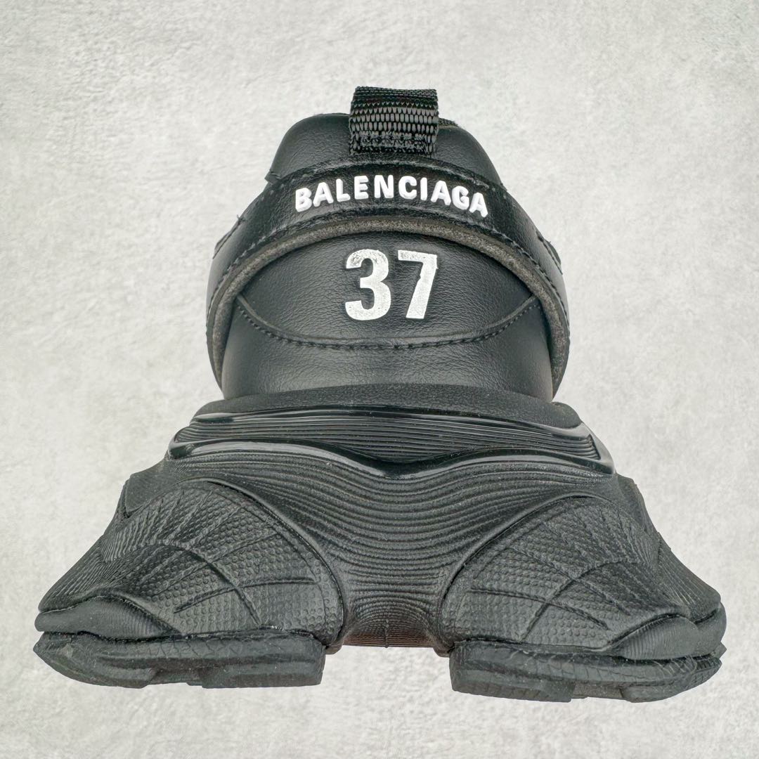 图片[8]-＃XA Balenciaga CARGO Sneaker 巴黎世家十一代圆头系带舒适百搭低帮生活休闲鞋老爹鞋 全套原纸板楦头开发 最原汁原味的灵魂版型 全鞋荧光划线卡点 胶水把控整洁度追求极致完美 每一双都是工艺品 多重QC质检 超越公司货的品控标准 实实在在的免检产品 原盒原配 正确字体电绣 粗细、位置、大小正确 侧边TPU 透气孔匹配意产原版 正确分离大底 TPU软底 原版一致大底LOGO 立体感十足 原厂皮料水洗做旧 采购原厂网纱 这款超细纤维和网布工装运动鞋 来自 Balenciaga 2024年夏季系列 其前卫的设计、夸张的体积和反光细节赋予其特别的轮廓 在 2024 夏季系列的秀场上 我们看到了睽违已久的新款运动鞋 Cargo Sneaker 看鞋名便可猜想 延续 3XL 经典设计 这似乎是一双天生为阔腿 Cargo 而生的鞋款 并且它比起 3XL 本就极度夸张的造型更加夸张 拥有更大的鞋底面积以及更为上翘的鞋头 堪称「5XL」外观设计上除了「比大更大」做旧的厚网布鞋面 还有一种经典 Track 鞋款融合 New Balance 9060 中底之即视感 标志性 Sporty B Logo 置于鞋面中间 再加上明显提高的中底厚度 你也不用害怕与3XL难以分辨 尺码：35/46-选品中心