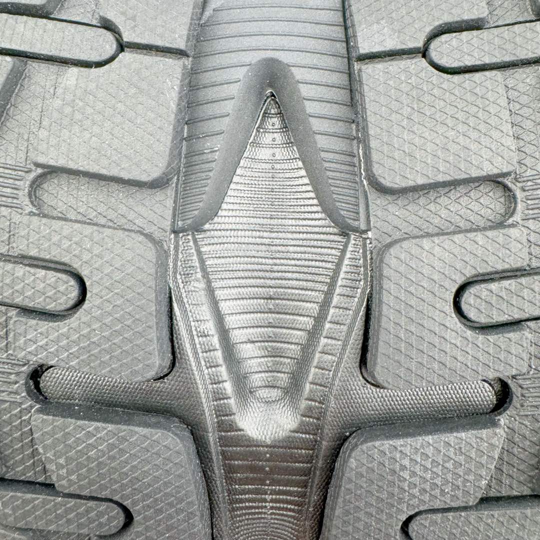 图片[20]-＃XA Balenciaga CARGO Sneaker 巴黎世家十一代圆头系带舒适百搭低帮生活休闲鞋老爹鞋 全套原纸板楦头开发 最原汁原味的灵魂版型 全鞋荧光划线卡点 胶水把控整洁度追求极致完美 每一双都是工艺品 多重QC质检 超越公司货的品控标准 实实在在的免检产品 原盒原配 正确字体电绣 粗细、位置、大小正确 侧边TPU 透气孔匹配意产原版 正确分离大底 TPU软底 原版一致大底LOGO 立体感十足 原厂皮料水洗做旧 采购原厂网纱 这款超细纤维和网布工装运动鞋 来自 Balenciaga 2024年夏季系列 其前卫的设计、夸张的体积和反光细节赋予其特别的轮廓 在 2024 夏季系列的秀场上 我们看到了睽违已久的新款运动鞋 Cargo Sneaker 看鞋名便可猜想 延续 3XL 经典设计 这似乎是一双天生为阔腿 Cargo 而生的鞋款 并且它比起 3XL 本就极度夸张的造型更加夸张 拥有更大的鞋底面积以及更为上翘的鞋头 堪称「5XL」外观设计上除了「比大更大」做旧的厚网布鞋面 还有一种经典 Track 鞋款融合 New Balance 9060 中底之即视感 标志性 Sporty B Logo 置于鞋面中间 再加上明显提高的中底厚度 你也不用害怕与3XL难以分辨 尺码：35/46-选品中心