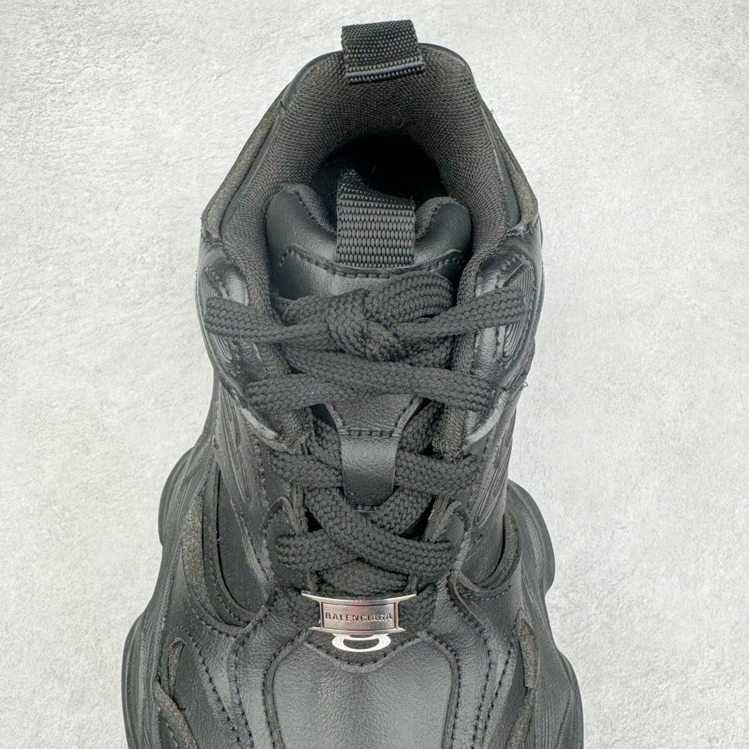 图片[5]-＃XA Balenciaga CARGO Sneaker 巴黎世家十一代圆头系带舒适百搭低帮生活休闲鞋老爹鞋 全套原纸板楦头开发 最原汁原味的灵魂版型 全鞋荧光划线卡点 胶水把控整洁度追求极致完美 每一双都是工艺品 多重QC质检 超越公司货的品控标准 实实在在的免检产品 原盒原配 正确字体电绣 粗细、位置、大小正确 侧边TPU 透气孔匹配意产原版 正确分离大底 TPU软底 原版一致大底LOGO 立体感十足 原厂皮料水洗做旧 采购原厂网纱 这款超细纤维和网布工装运动鞋 来自 Balenciaga 2024年夏季系列 其前卫的设计、夸张的体积和反光细节赋予其特别的轮廓 在 2024 夏季系列的秀场上 我们看到了睽违已久的新款运动鞋 Cargo Sneaker 看鞋名便可猜想 延续 3XL 经典设计 这似乎是一双天生为阔腿 Cargo 而生的鞋款 并且它比起 3XL 本就极度夸张的造型更加夸张 拥有更大的鞋底面积以及更为上翘的鞋头 堪称「5XL」外观设计上除了「比大更大」做旧的厚网布鞋面 还有一种经典 Track 鞋款融合 New Balance 9060 中底之即视感 标志性 Sporty B Logo 置于鞋面中间 再加上明显提高的中底厚度 你也不用害怕与3XL难以分辨 尺码：35/46-选品中心