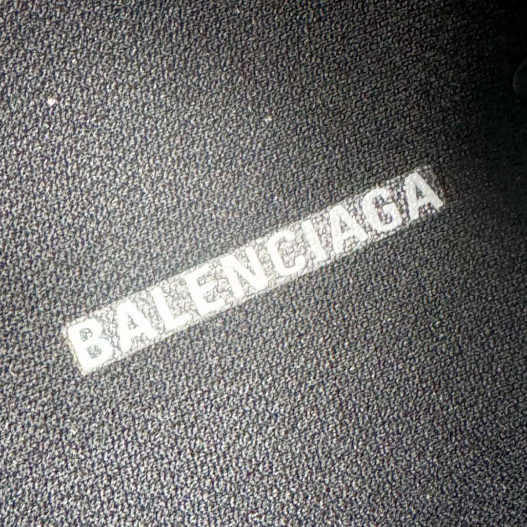 图片[21]-＃XA Balenciaga CARGO Sneaker 巴黎世家十一代圆头系带舒适百搭低帮生活休闲鞋老爹鞋 全套原纸板楦头开发 最原汁原味的灵魂版型 全鞋荧光划线卡点 胶水把控整洁度追求极致完美 每一双都是工艺品 多重QC质检 超越公司货的品控标准 实实在在的免检产品 原盒原配 正确字体电绣 粗细、位置、大小正确 侧边TPU 透气孔匹配意产原版 正确分离大底 TPU软底 原版一致大底LOGO 立体感十足 原厂皮料水洗做旧 采购原厂网纱 这款超细纤维和网布工装运动鞋 来自 Balenciaga 2024年夏季系列 其前卫的设计、夸张的体积和反光细节赋予其特别的轮廓 在 2024 夏季系列的秀场上 我们看到了睽违已久的新款运动鞋 Cargo Sneaker 看鞋名便可猜想 延续 3XL 经典设计 这似乎是一双天生为阔腿 Cargo 而生的鞋款 并且它比起 3XL 本就极度夸张的造型更加夸张 拥有更大的鞋底面积以及更为上翘的鞋头 堪称「5XL」外观设计上除了「比大更大」做旧的厚网布鞋面 还有一种经典 Track 鞋款融合 New Balance 9060 中底之即视感 标志性 Sporty B Logo 置于鞋面中间 再加上明显提高的中底厚度 你也不用害怕与3XL难以分辨 尺码：35/46-选品中心