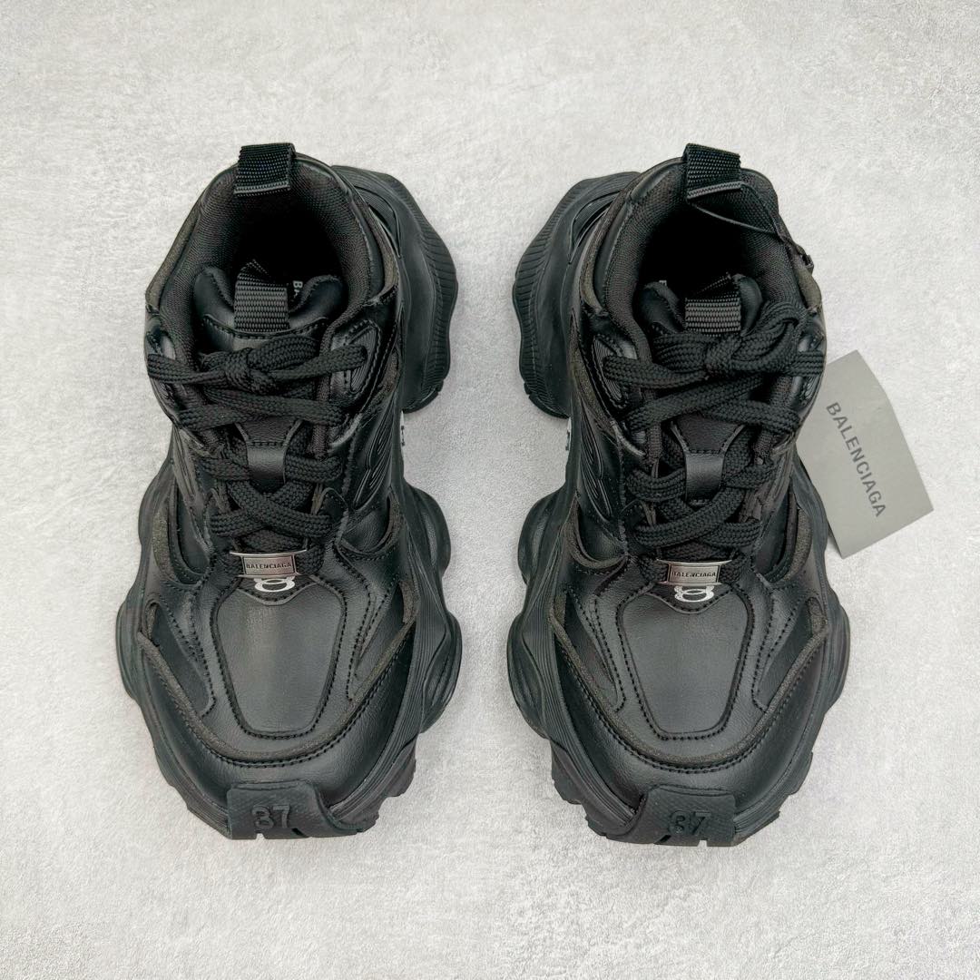 图片[2]-＃XA Balenciaga CARGO Sneaker 巴黎世家十一代圆头系带舒适百搭低帮生活休闲鞋老爹鞋 全套原纸板楦头开发 最原汁原味的灵魂版型 全鞋荧光划线卡点 胶水把控整洁度追求极致完美 每一双都是工艺品 多重QC质检 超越公司货的品控标准 实实在在的免检产品 原盒原配 正确字体电绣 粗细、位置、大小正确 侧边TPU 透气孔匹配意产原版 正确分离大底 TPU软底 原版一致大底LOGO 立体感十足 原厂皮料水洗做旧 采购原厂网纱 这款超细纤维和网布工装运动鞋 来自 Balenciaga 2024年夏季系列 其前卫的设计、夸张的体积和反光细节赋予其特别的轮廓 在 2024 夏季系列的秀场上 我们看到了睽违已久的新款运动鞋 Cargo Sneaker 看鞋名便可猜想 延续 3XL 经典设计 这似乎是一双天生为阔腿 Cargo 而生的鞋款 并且它比起 3XL 本就极度夸张的造型更加夸张 拥有更大的鞋底面积以及更为上翘的鞋头 堪称「5XL」外观设计上除了「比大更大」做旧的厚网布鞋面 还有一种经典 Track 鞋款融合 New Balance 9060 中底之即视感 标志性 Sporty B Logo 置于鞋面中间 再加上明显提高的中底厚度 你也不用害怕与3XL难以分辨 尺码：35/46-选品中心