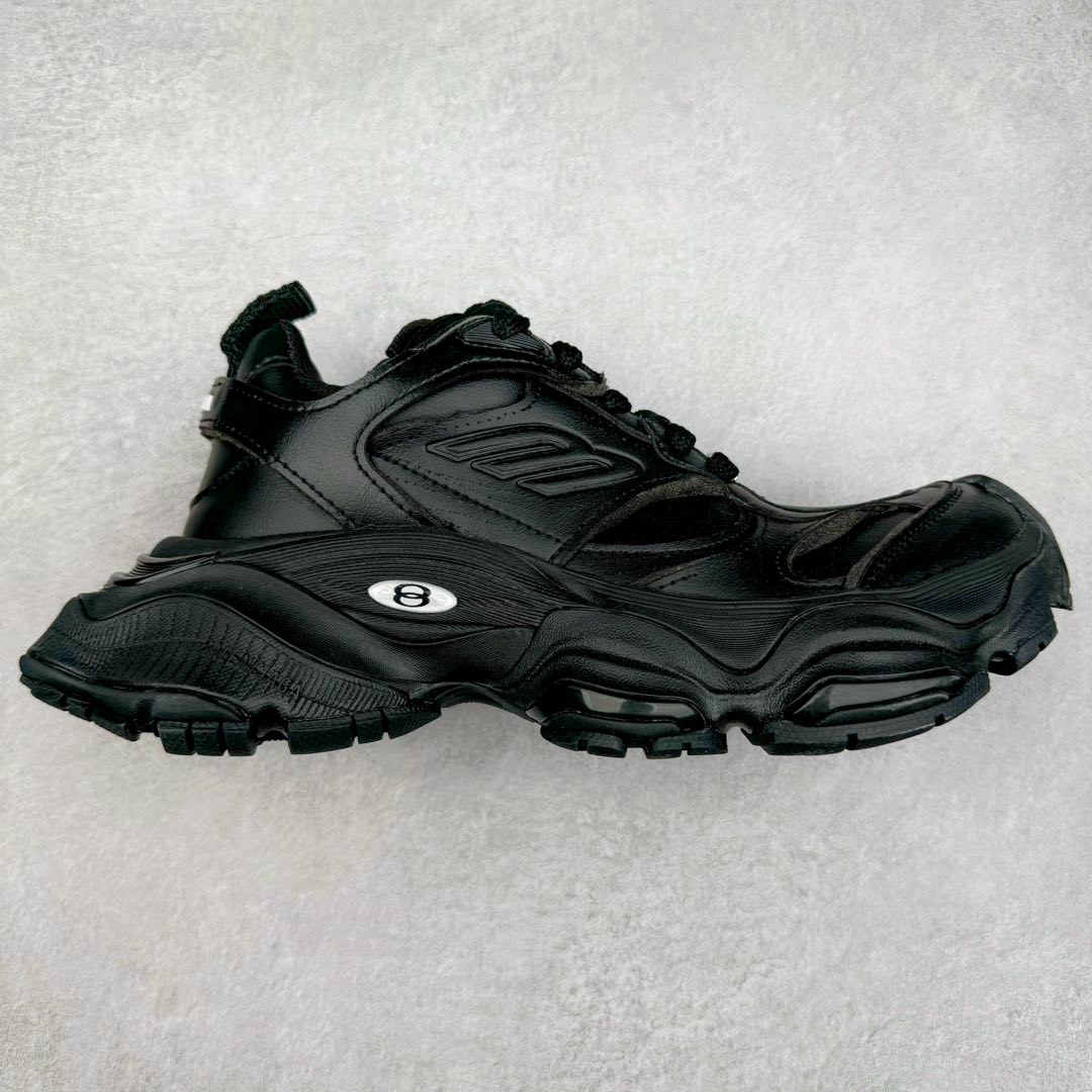 ＃XA Balenciaga CARGO Sneaker 巴黎世家十一代圆头系带舒适百搭低帮生活休闲鞋老爹鞋 全套原纸板楦头开发 最原汁原味的灵魂版型 全鞋荧光划线卡点 胶水把控整洁度追求极致完美 每一双都是工艺品 多重QC质检 超越公司货的品控标准 实实在在的免检产品 原盒原配 正确字体电绣 粗细、位置、大小正确 侧边TPU 透气孔匹配意产原版 正确分离大底 TPU软底 原版一致大底LOGO 立体感十足 原厂皮料水洗做旧 采购原厂网纱 这款超细纤维和网布工装运动鞋 来自 Balenciaga 2024年夏季系列 其前卫的设计、夸张的体积和反光细节赋予其特别的轮廓 在 2024 夏季系列的秀场上 我们看到了睽违已久的新款运动鞋 Cargo Sneaker 看鞋名便可猜想 延续 3XL 经典设计 这似乎是一双天生为阔腿 Cargo 而生的鞋款 并且它比起 3XL 本就极度夸张的造型更加夸张 拥有更大的鞋底面积以及更为上翘的鞋头 堪称「5XL」外观设计上除了「比大更大」做旧的厚网布鞋面 还有一种经典 Track 鞋款融合 New Balance 9060 中底之即视感 标志性 Sporty B Logo 置于鞋面中间 再加上明显提高的中底厚度 你也不用害怕与3XL难以分辨 尺码：35/46-选品中心