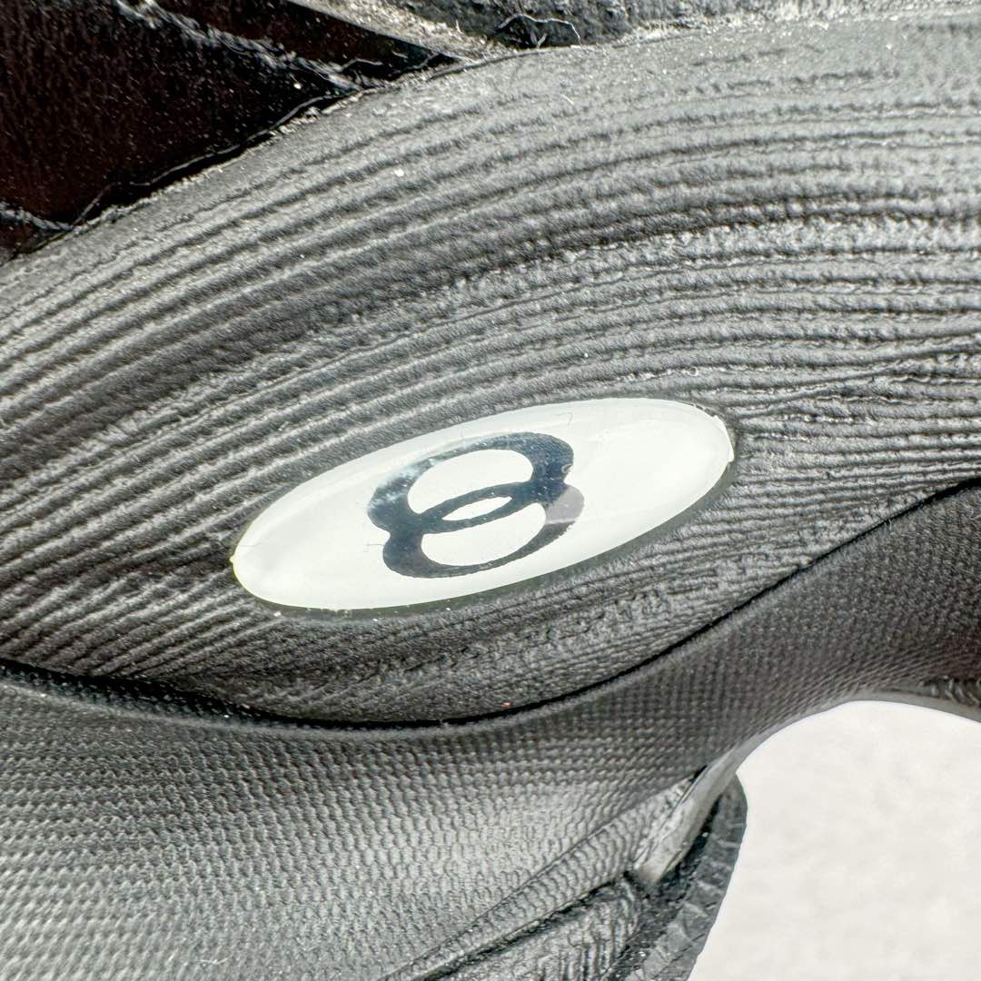 图片[12]-＃XA Balenciaga CARGO Sneaker 巴黎世家十一代圆头系带舒适百搭低帮生活休闲鞋老爹鞋 全套原纸板楦头开发 最原汁原味的灵魂版型 全鞋荧光划线卡点 胶水把控整洁度追求极致完美 每一双都是工艺品 多重QC质检 超越公司货的品控标准 实实在在的免检产品 原盒原配 正确字体电绣 粗细、位置、大小正确 侧边TPU 透气孔匹配意产原版 正确分离大底 TPU软底 原版一致大底LOGO 立体感十足 原厂皮料水洗做旧 采购原厂网纱 这款超细纤维和网布工装运动鞋 来自 Balenciaga 2024年夏季系列 其前卫的设计、夸张的体积和反光细节赋予其特别的轮廓 在 2024 夏季系列的秀场上 我们看到了睽违已久的新款运动鞋 Cargo Sneaker 看鞋名便可猜想 延续 3XL 经典设计 这似乎是一双天生为阔腿 Cargo 而生的鞋款 并且它比起 3XL 本就极度夸张的造型更加夸张 拥有更大的鞋底面积以及更为上翘的鞋头 堪称「5XL」外观设计上除了「比大更大」做旧的厚网布鞋面 还有一种经典 Track 鞋款融合 New Balance 9060 中底之即视感 标志性 Sporty B Logo 置于鞋面中间 再加上明显提高的中底厚度 你也不用害怕与3XL难以分辨 尺码：35/46-选品中心