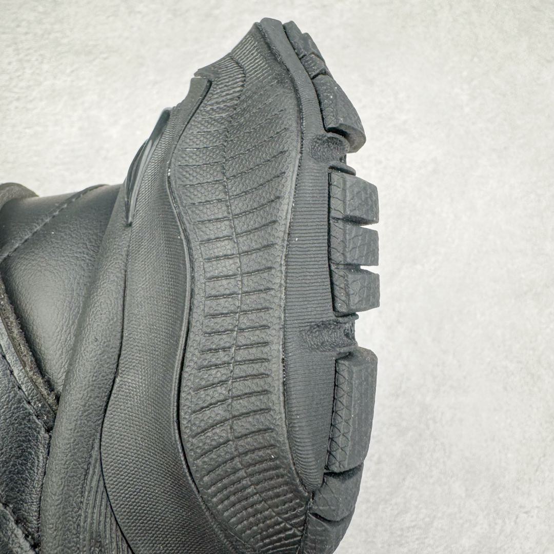 图片[13]-＃XA Balenciaga CARGO Sneaker 巴黎世家十一代圆头系带舒适百搭低帮生活休闲鞋老爹鞋 全套原纸板楦头开发 最原汁原味的灵魂版型 全鞋荧光划线卡点 胶水把控整洁度追求极致完美 每一双都是工艺品 多重QC质检 超越公司货的品控标准 实实在在的免检产品 原盒原配 正确字体电绣 粗细、位置、大小正确 侧边TPU 透气孔匹配意产原版 正确分离大底 TPU软底 原版一致大底LOGO 立体感十足 原厂皮料水洗做旧 采购原厂网纱 这款超细纤维和网布工装运动鞋 来自 Balenciaga 2024年夏季系列 其前卫的设计、夸张的体积和反光细节赋予其特别的轮廓 在 2024 夏季系列的秀场上 我们看到了睽违已久的新款运动鞋 Cargo Sneaker 看鞋名便可猜想 延续 3XL 经典设计 这似乎是一双天生为阔腿 Cargo 而生的鞋款 并且它比起 3XL 本就极度夸张的造型更加夸张 拥有更大的鞋底面积以及更为上翘的鞋头 堪称「5XL」外观设计上除了「比大更大」做旧的厚网布鞋面 还有一种经典 Track 鞋款融合 New Balance 9060 中底之即视感 标志性 Sporty B Logo 置于鞋面中间 再加上明显提高的中底厚度 你也不用害怕与3XL难以分辨 尺码：35/46-选品中心