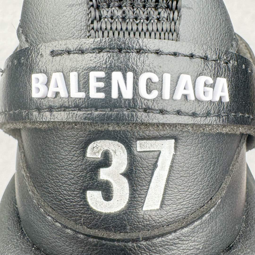 图片[14]-＃XA Balenciaga CARGO Sneaker 巴黎世家十一代圆头系带舒适百搭低帮生活休闲鞋老爹鞋 全套原纸板楦头开发 最原汁原味的灵魂版型 全鞋荧光划线卡点 胶水把控整洁度追求极致完美 每一双都是工艺品 多重QC质检 超越公司货的品控标准 实实在在的免检产品 原盒原配 正确字体电绣 粗细、位置、大小正确 侧边TPU 透气孔匹配意产原版 正确分离大底 TPU软底 原版一致大底LOGO 立体感十足 原厂皮料水洗做旧 采购原厂网纱 这款超细纤维和网布工装运动鞋 来自 Balenciaga 2024年夏季系列 其前卫的设计、夸张的体积和反光细节赋予其特别的轮廓 在 2024 夏季系列的秀场上 我们看到了睽违已久的新款运动鞋 Cargo Sneaker 看鞋名便可猜想 延续 3XL 经典设计 这似乎是一双天生为阔腿 Cargo 而生的鞋款 并且它比起 3XL 本就极度夸张的造型更加夸张 拥有更大的鞋底面积以及更为上翘的鞋头 堪称「5XL」外观设计上除了「比大更大」做旧的厚网布鞋面 还有一种经典 Track 鞋款融合 New Balance 9060 中底之即视感 标志性 Sporty B Logo 置于鞋面中间 再加上明显提高的中底厚度 你也不用害怕与3XL难以分辨 尺码：35/46-选品中心
