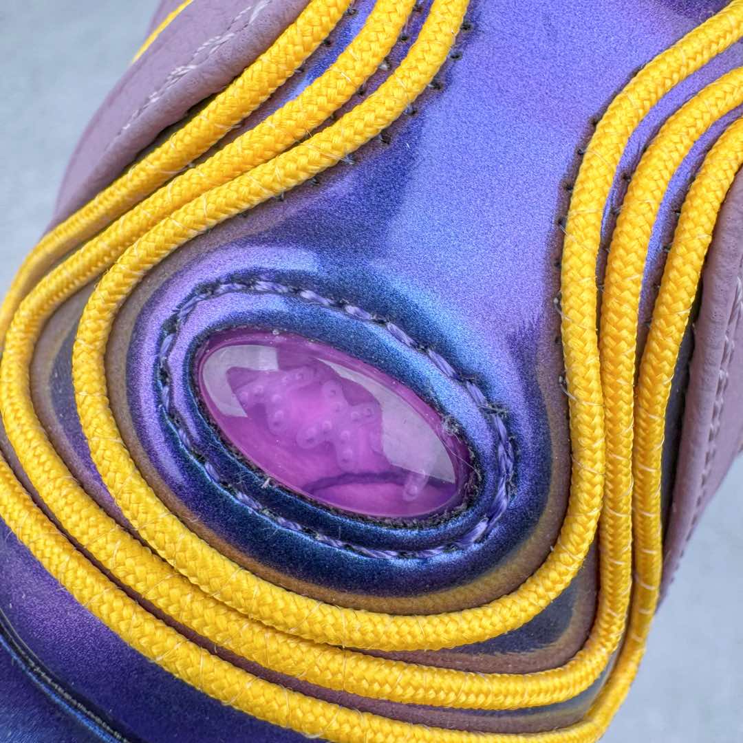 图片[14]-＃灭世/Max NK LeBron James 詹姆斯21代签名实战篮球鞋 FV2345-500 顶配呈现 原厂5层大底组合（后跟独立密度模块）市场独家 原厂热熔原标工艺 过验标准 原厂全飞线工艺 鞋面质感与支撑拉满 前掌ZOOM TURBO➕后掌马蹄气垫 原配还原 全掌记忆海绵鞋垫➕过验级刷胶 采用覆层翻滚的皮革鞋面 上面覆盖着柔和的色调 柔和的薰衣草色调沿着椭圆形鞋带和鞋舌结构得到进一步使用 而引人注目的“Melon Tint”对比放大了球状轮廓的斜线、鞋舌标签标志和最中间的蕾丝环 尺码：39 40 40.5 41 42 42.5 43 44 44.5 45 46 47.5-选品中心
