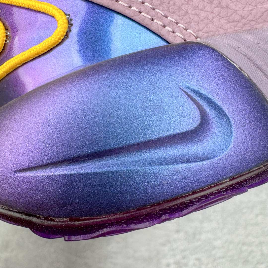 图片[15]-＃灭世/Max NK LeBron James 詹姆斯21代签名实战篮球鞋 FV2345-500 顶配呈现 原厂5层大底组合（后跟独立密度模块）市场独家 原厂热熔原标工艺 过验标准 原厂全飞线工艺 鞋面质感与支撑拉满 前掌ZOOM TURBO➕后掌马蹄气垫 原配还原 全掌记忆海绵鞋垫➕过验级刷胶 采用覆层翻滚的皮革鞋面 上面覆盖着柔和的色调 柔和的薰衣草色调沿着椭圆形鞋带和鞋舌结构得到进一步使用 而引人注目的“Melon Tint”对比放大了球状轮廓的斜线、鞋舌标签标志和最中间的蕾丝环 尺码：39 40 40.5 41 42 42.5 43 44 44.5 45 46 47.5-选品中心