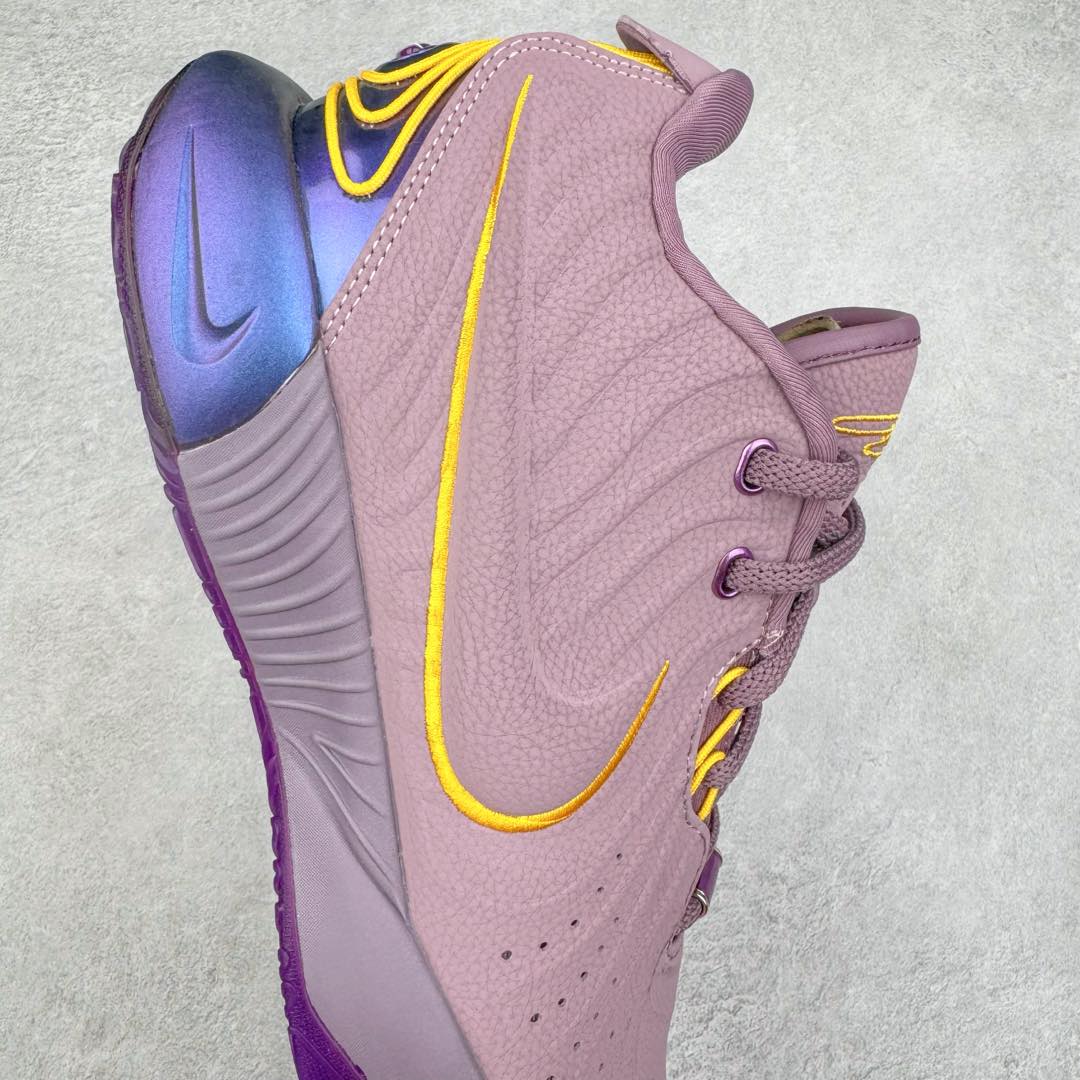 图片[6]-＃灭世/Max NK LeBron James 詹姆斯21代签名实战篮球鞋 FV2345-500 顶配呈现 原厂5层大底组合（后跟独立密度模块）市场独家 原厂热熔原标工艺 过验标准 原厂全飞线工艺 鞋面质感与支撑拉满 前掌ZOOM TURBO➕后掌马蹄气垫 原配还原 全掌记忆海绵鞋垫➕过验级刷胶 采用覆层翻滚的皮革鞋面 上面覆盖着柔和的色调 柔和的薰衣草色调沿着椭圆形鞋带和鞋舌结构得到进一步使用 而引人注目的“Melon Tint”对比放大了球状轮廓的斜线、鞋舌标签标志和最中间的蕾丝环 尺码：39 40 40.5 41 42 42.5 43 44 44.5 45 46 47.5-选品中心