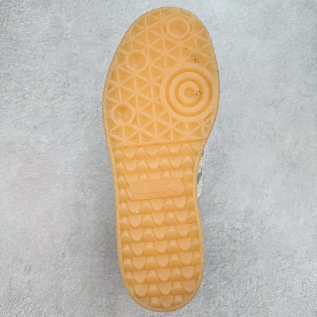 图片[9]-AD Samba XLG 桑巴舞加大厚底版系列德训风百搭松糕休闲运动板鞋生胶底 IG5744 自Originals Samba成功借势Blokecore风潮一跃成为街头巷尾的焦点鞋款后,不论是围绕Samba本身打造的各式「变种版本」,还是以Samba为蓝本打造联名鞋款,都成为了时尚潮流人士日常穿搭首选。Samba XLG是adidas Originals不断扩展XLG系列的一部分,旨在与年轻文化相契合,迎合那些希望通过个性时尚表达自我而不愿牺牲舒适度的年轻群体。街头时尚领域的Gen Z特别偏爱宽松的穿着风格。Samba XLG针对这一点做了创新。它在延续Samba OG经典设计的基础上,迎合年轻群体的穿着习惯,重塑为宽大的鞋身比例轮廓以及加厚中底,让消费者轻松展示自己独特的风格。全新的Samba XLG系列不仅迎合了当下年轻群体的穿搭习惯,加宽了鞋身比例以及将中底进一步增厚,在视觉比例上更加饱满,同时还保留了经典Samba的细节,这样一来,鞋迷朋友在穿搭上不仅能更加个性化,而且还能延续一定的复古感受。尺码：36 36⅔ 37⅓ 38 38⅔ 39⅓ 40 40⅔ 41⅓ 42 42⅔ 43⅓ 44 45-选品中心