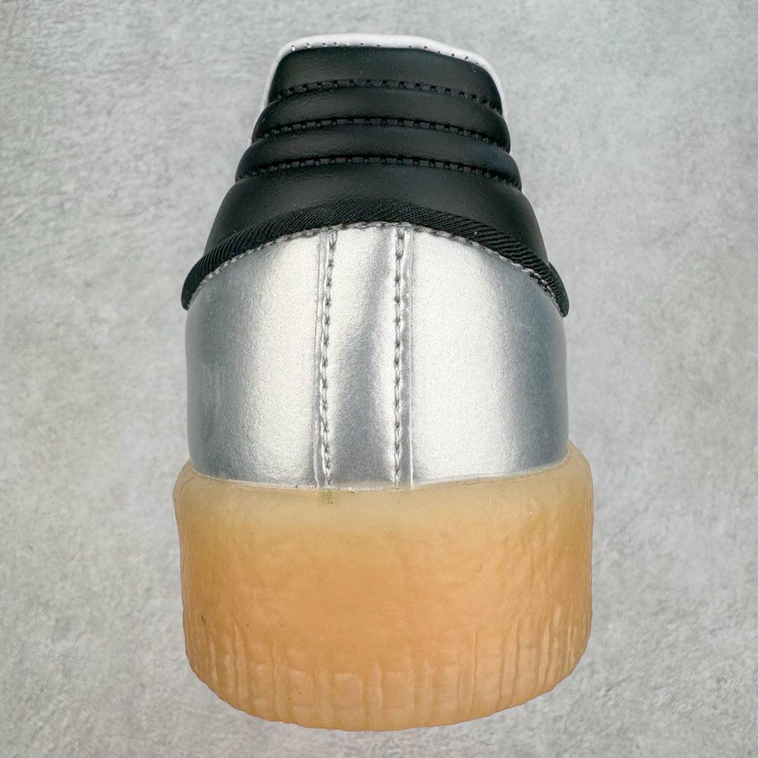 图片[8]-AD Samba XLG 桑巴舞加大厚底版系列德训风百搭松糕休闲运动板鞋生胶底 IG5744 自Originals Samba成功借势Blokecore风潮一跃成为街头巷尾的焦点鞋款后,不论是围绕Samba本身打造的各式「变种版本」,还是以Samba为蓝本打造联名鞋款,都成为了时尚潮流人士日常穿搭首选。Samba XLG是adidas Originals不断扩展XLG系列的一部分,旨在与年轻文化相契合,迎合那些希望通过个性时尚表达自我而不愿牺牲舒适度的年轻群体。街头时尚领域的Gen Z特别偏爱宽松的穿着风格。Samba XLG针对这一点做了创新。它在延续Samba OG经典设计的基础上,迎合年轻群体的穿着习惯,重塑为宽大的鞋身比例轮廓以及加厚中底,让消费者轻松展示自己独特的风格。全新的Samba XLG系列不仅迎合了当下年轻群体的穿搭习惯,加宽了鞋身比例以及将中底进一步增厚,在视觉比例上更加饱满,同时还保留了经典Samba的细节,这样一来,鞋迷朋友在穿搭上不仅能更加个性化,而且还能延续一定的复古感受。尺码：36 36⅔ 37⅓ 38 38⅔ 39⅓ 40 40⅔ 41⅓ 42 42⅔ 43⅓ 44 45-选品中心