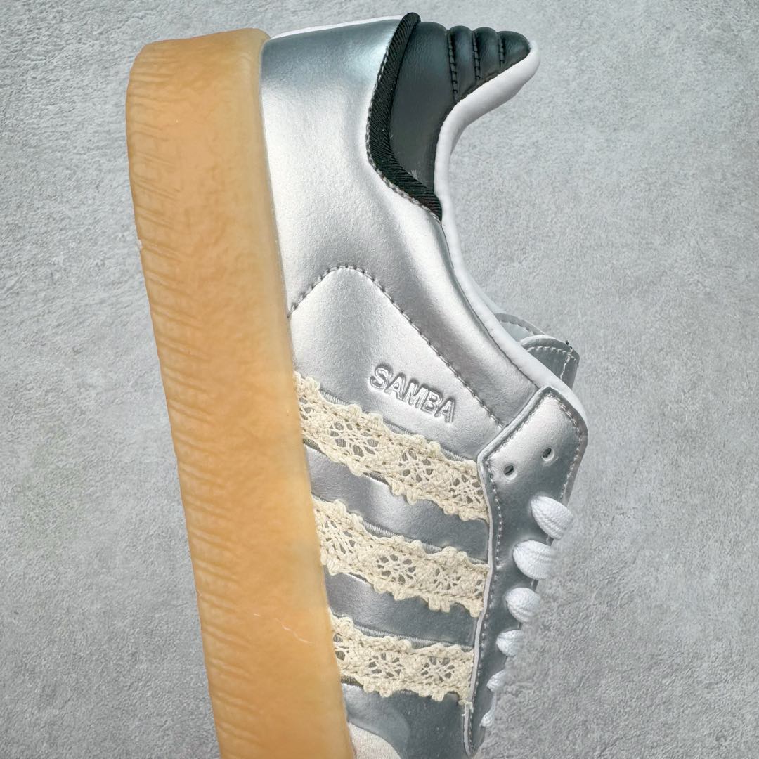 图片[6]-AD Samba XLG 桑巴舞加大厚底版系列德训风百搭松糕休闲运动板鞋生胶底 IG5744 自Originals Samba成功借势Blokecore风潮一跃成为街头巷尾的焦点鞋款后,不论是围绕Samba本身打造的各式「变种版本」,还是以Samba为蓝本打造联名鞋款,都成为了时尚潮流人士日常穿搭首选。Samba XLG是adidas Originals不断扩展XLG系列的一部分,旨在与年轻文化相契合,迎合那些希望通过个性时尚表达自我而不愿牺牲舒适度的年轻群体。街头时尚领域的Gen Z特别偏爱宽松的穿着风格。Samba XLG针对这一点做了创新。它在延续Samba OG经典设计的基础上,迎合年轻群体的穿着习惯,重塑为宽大的鞋身比例轮廓以及加厚中底,让消费者轻松展示自己独特的风格。全新的Samba XLG系列不仅迎合了当下年轻群体的穿搭习惯,加宽了鞋身比例以及将中底进一步增厚,在视觉比例上更加饱满,同时还保留了经典Samba的细节,这样一来,鞋迷朋友在穿搭上不仅能更加个性化,而且还能延续一定的复古感受。尺码：36 36⅔ 37⅓ 38 38⅔ 39⅓ 40 40⅔ 41⅓ 42 42⅔ 43⅓ 44 45-选品中心