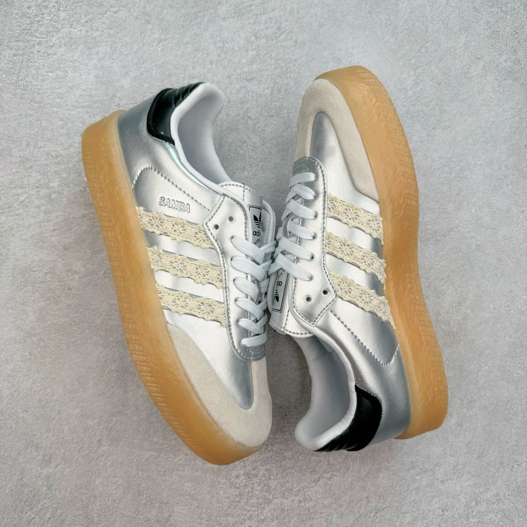 图片[3]-AD Samba XLG 桑巴舞加大厚底版系列德训风百搭松糕休闲运动板鞋生胶底 IG5744 自Originals Samba成功借势Blokecore风潮一跃成为街头巷尾的焦点鞋款后,不论是围绕Samba本身打造的各式「变种版本」,还是以Samba为蓝本打造联名鞋款,都成为了时尚潮流人士日常穿搭首选。Samba XLG是adidas Originals不断扩展XLG系列的一部分,旨在与年轻文化相契合,迎合那些希望通过个性时尚表达自我而不愿牺牲舒适度的年轻群体。街头时尚领域的Gen Z特别偏爱宽松的穿着风格。Samba XLG针对这一点做了创新。它在延续Samba OG经典设计的基础上,迎合年轻群体的穿着习惯,重塑为宽大的鞋身比例轮廓以及加厚中底,让消费者轻松展示自己独特的风格。全新的Samba XLG系列不仅迎合了当下年轻群体的穿搭习惯,加宽了鞋身比例以及将中底进一步增厚,在视觉比例上更加饱满,同时还保留了经典Samba的细节,这样一来,鞋迷朋友在穿搭上不仅能更加个性化,而且还能延续一定的复古感受。尺码：36 36⅔ 37⅓ 38 38⅔ 39⅓ 40 40⅔ 41⅓ 42 42⅔ 43⅓ 44 45-选品中心