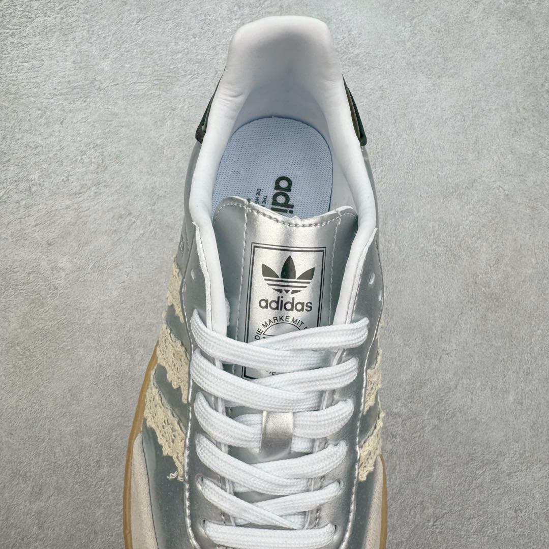 图片[5]-AD Samba XLG 桑巴舞加大厚底版系列德训风百搭松糕休闲运动板鞋生胶底 IG5744 自Originals Samba成功借势Blokecore风潮一跃成为街头巷尾的焦点鞋款后,不论是围绕Samba本身打造的各式「变种版本」,还是以Samba为蓝本打造联名鞋款,都成为了时尚潮流人士日常穿搭首选。Samba XLG是adidas Originals不断扩展XLG系列的一部分,旨在与年轻文化相契合,迎合那些希望通过个性时尚表达自我而不愿牺牲舒适度的年轻群体。街头时尚领域的Gen Z特别偏爱宽松的穿着风格。Samba XLG针对这一点做了创新。它在延续Samba OG经典设计的基础上,迎合年轻群体的穿着习惯,重塑为宽大的鞋身比例轮廓以及加厚中底,让消费者轻松展示自己独特的风格。全新的Samba XLG系列不仅迎合了当下年轻群体的穿搭习惯,加宽了鞋身比例以及将中底进一步增厚,在视觉比例上更加饱满,同时还保留了经典Samba的细节,这样一来,鞋迷朋友在穿搭上不仅能更加个性化,而且还能延续一定的复古感受。尺码：36 36⅔ 37⅓ 38 38⅔ 39⅓ 40 40⅔ 41⅓ 42 42⅔ 43⅓ 44 45-选品中心